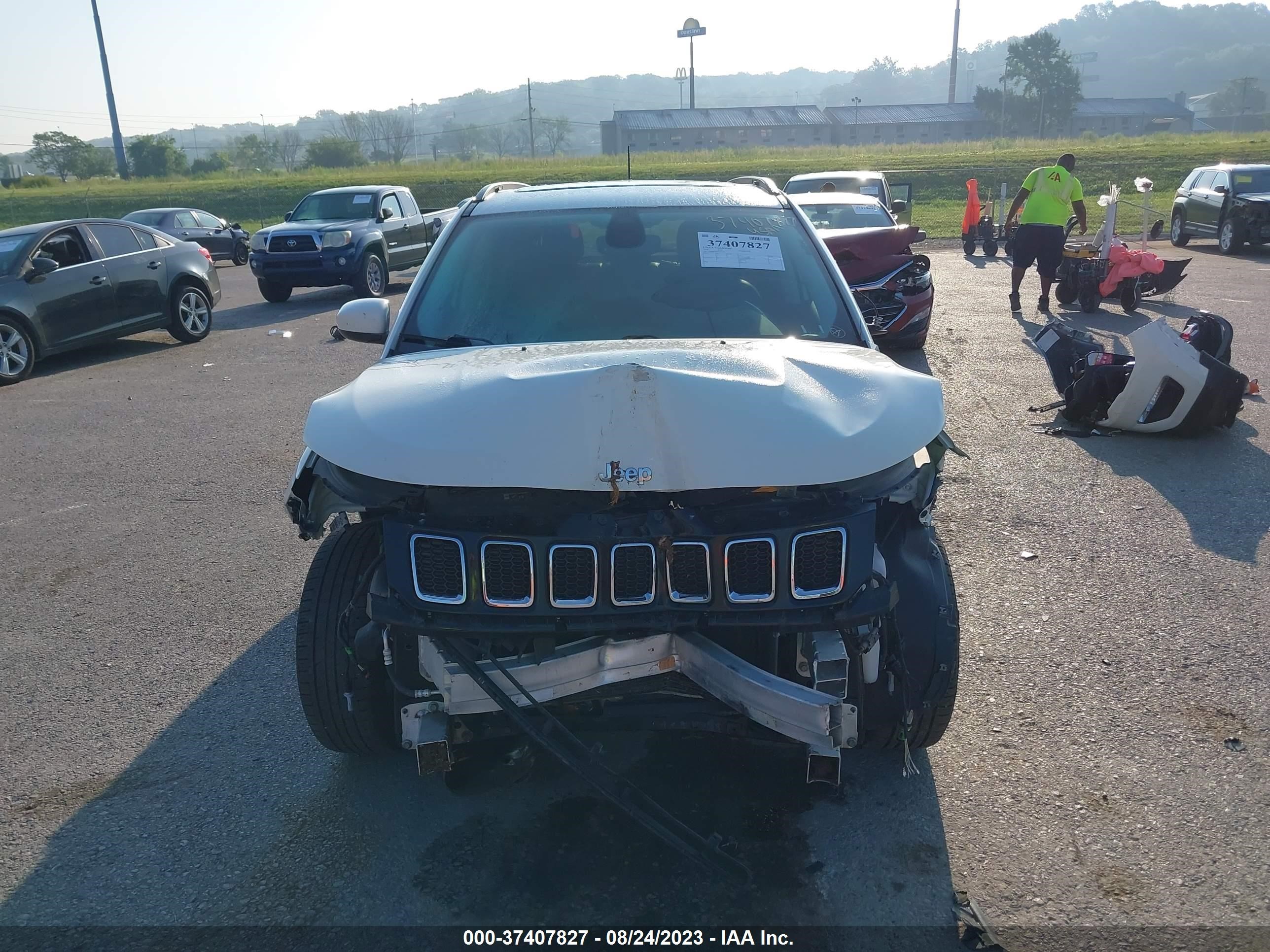 Photo 11 VIN: 3C4NJCBB1JT502569 - JEEP COMPASS 