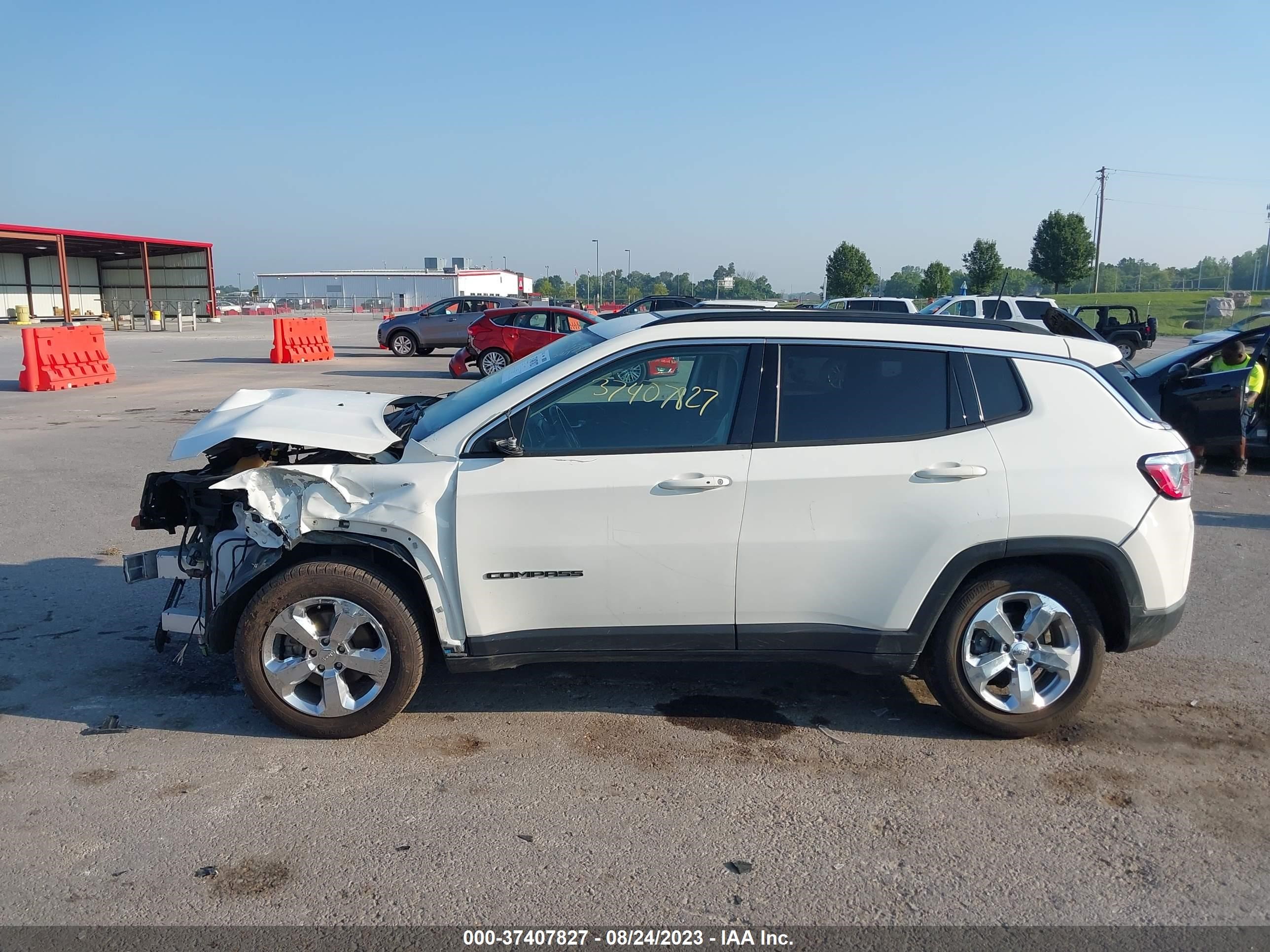 Photo 13 VIN: 3C4NJCBB1JT502569 - JEEP COMPASS 