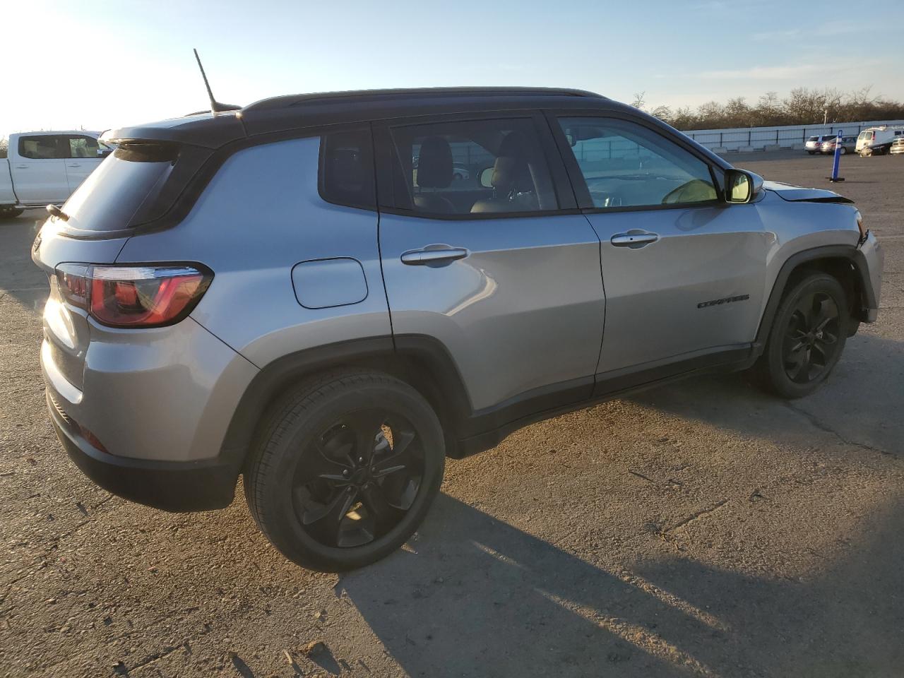 Photo 2 VIN: 3C4NJCBB1LT102093 - JEEP COMPASS 