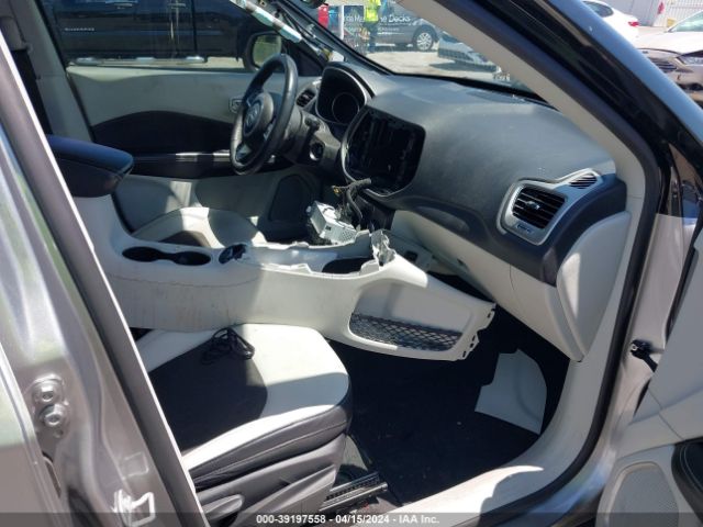 Photo 4 VIN: 3C4NJCBB6JT122319 - JEEP COMPASS 