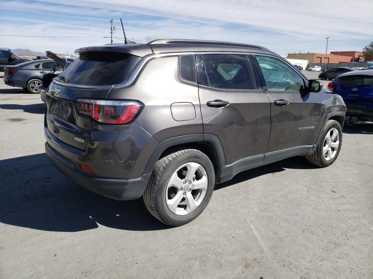 Photo 2 VIN: 3C4NJCBB9JT137056 - JEEP COMPASS 