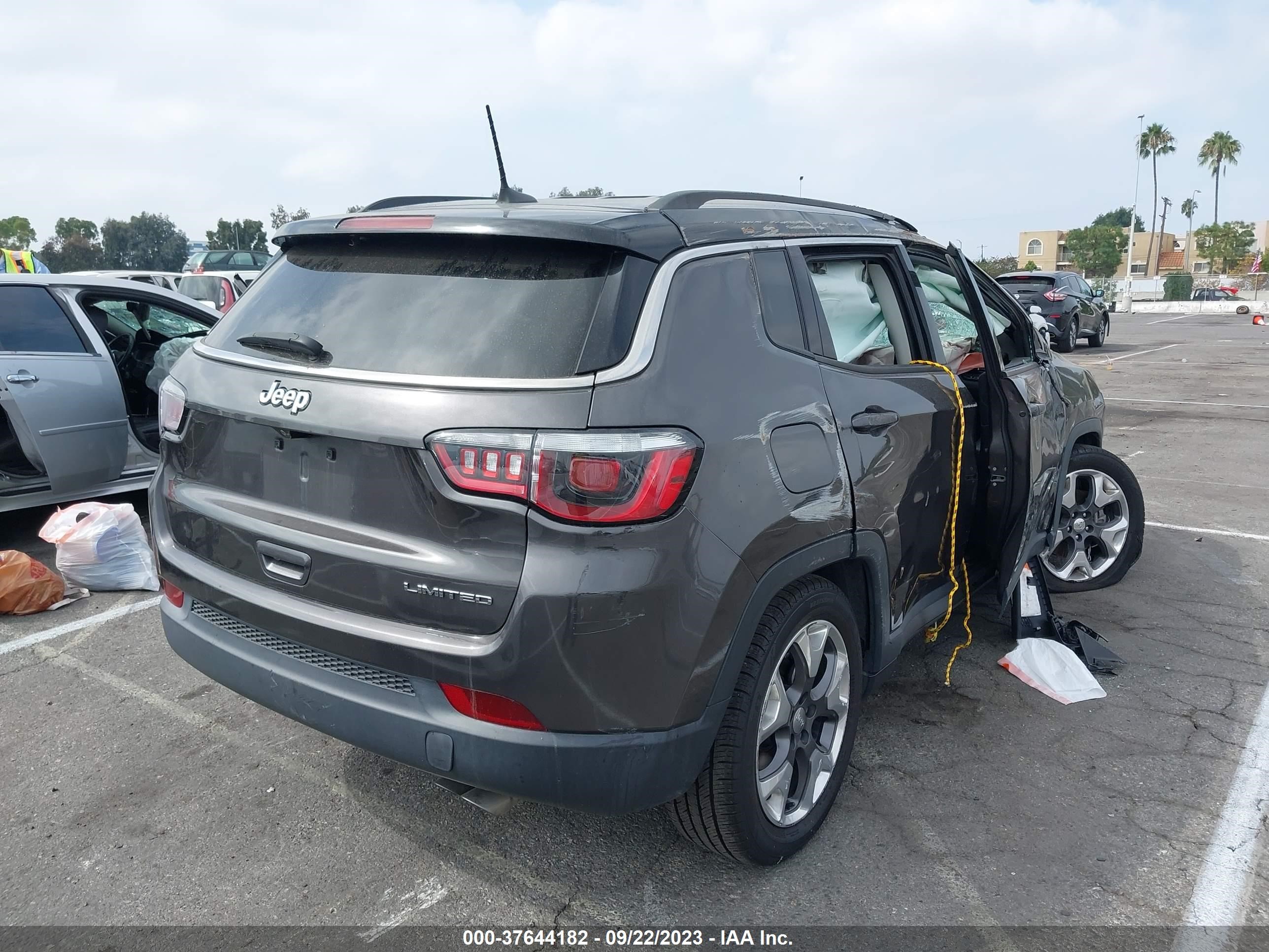 Photo 3 VIN: 3C4NJCCB6LT114609 - JEEP COMPASS 