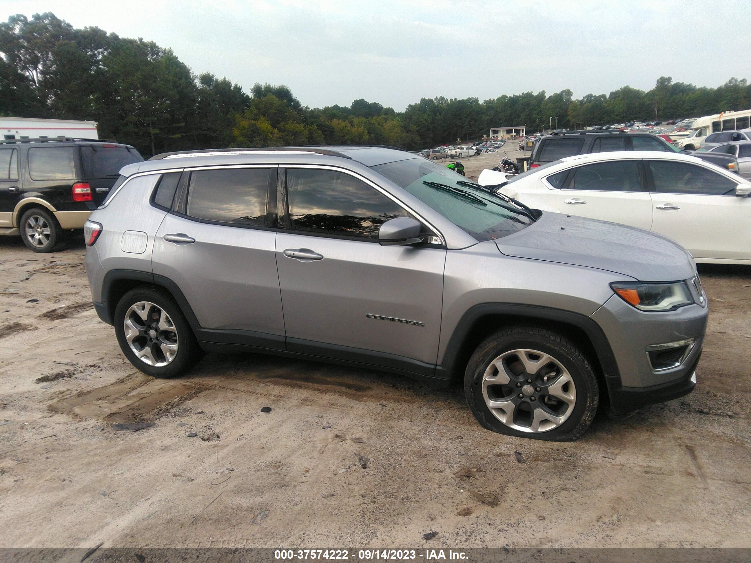 Photo 12 VIN: 3C4NJCCB9JT406378 - JEEP COMPASS 