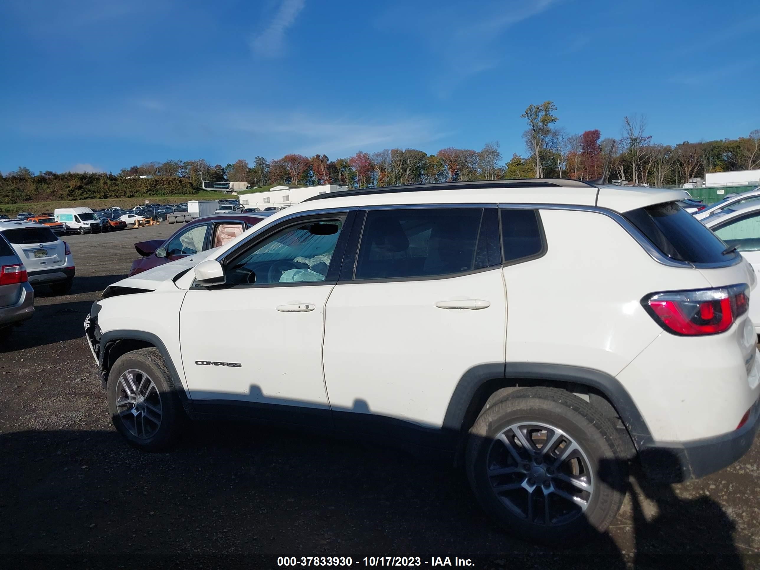 Photo 13 VIN: 3C4NJDBB1JT398736 - JEEP COMPASS 