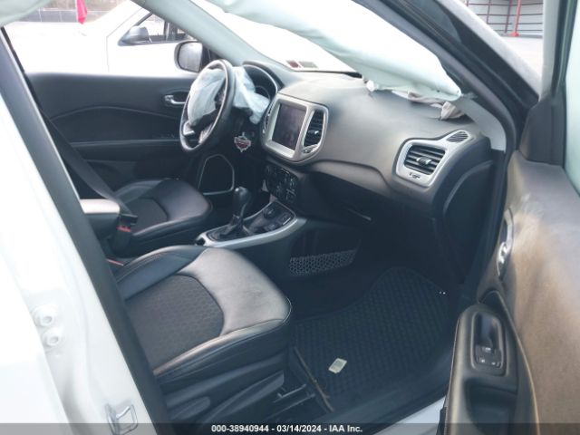 Photo 4 VIN: 3C4NJDBB2KT683396 - JEEP COMPASS 