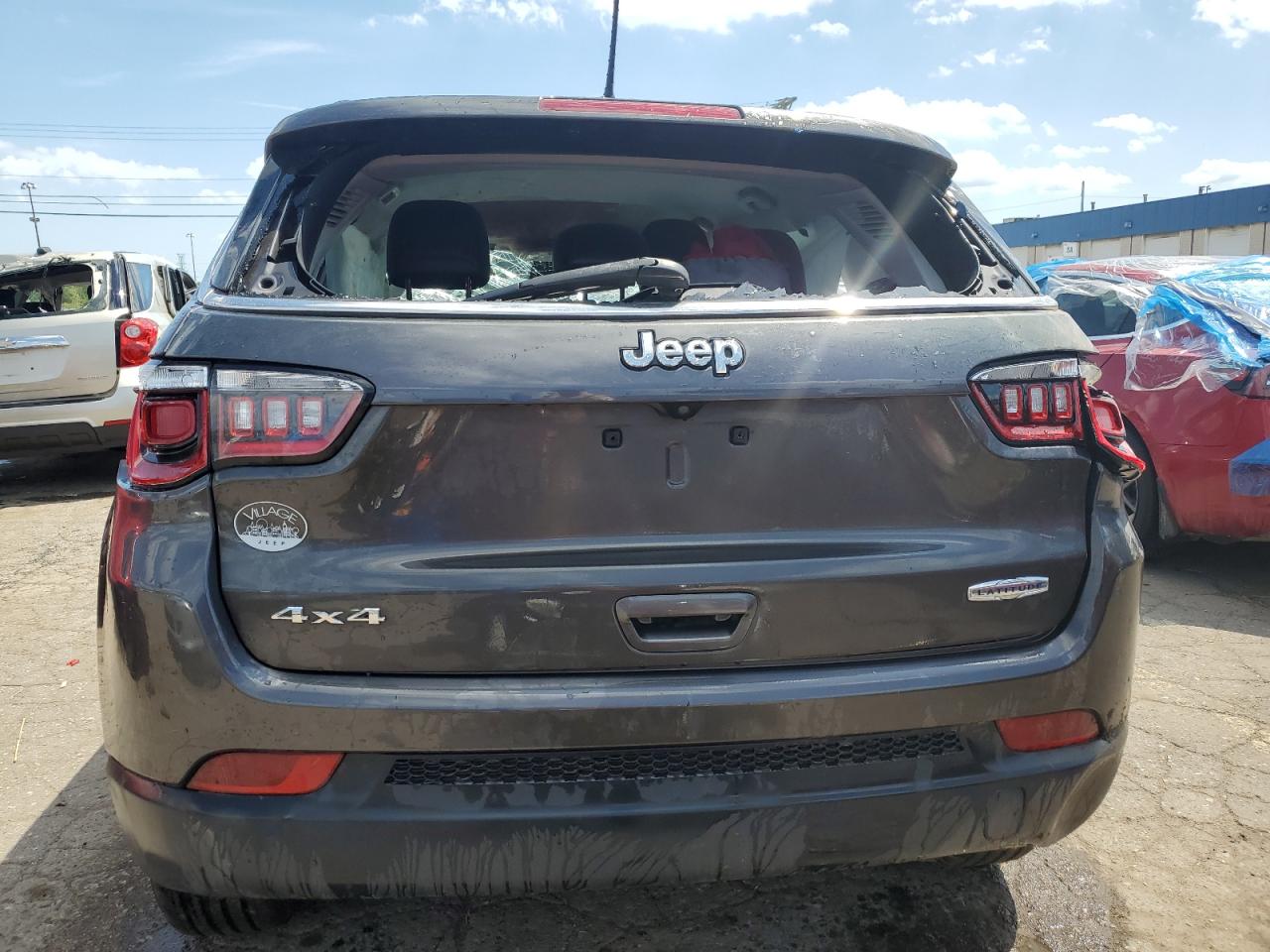 Photo 5 VIN: 3C4NJDBB6JT179738 - JEEP COMPASS 