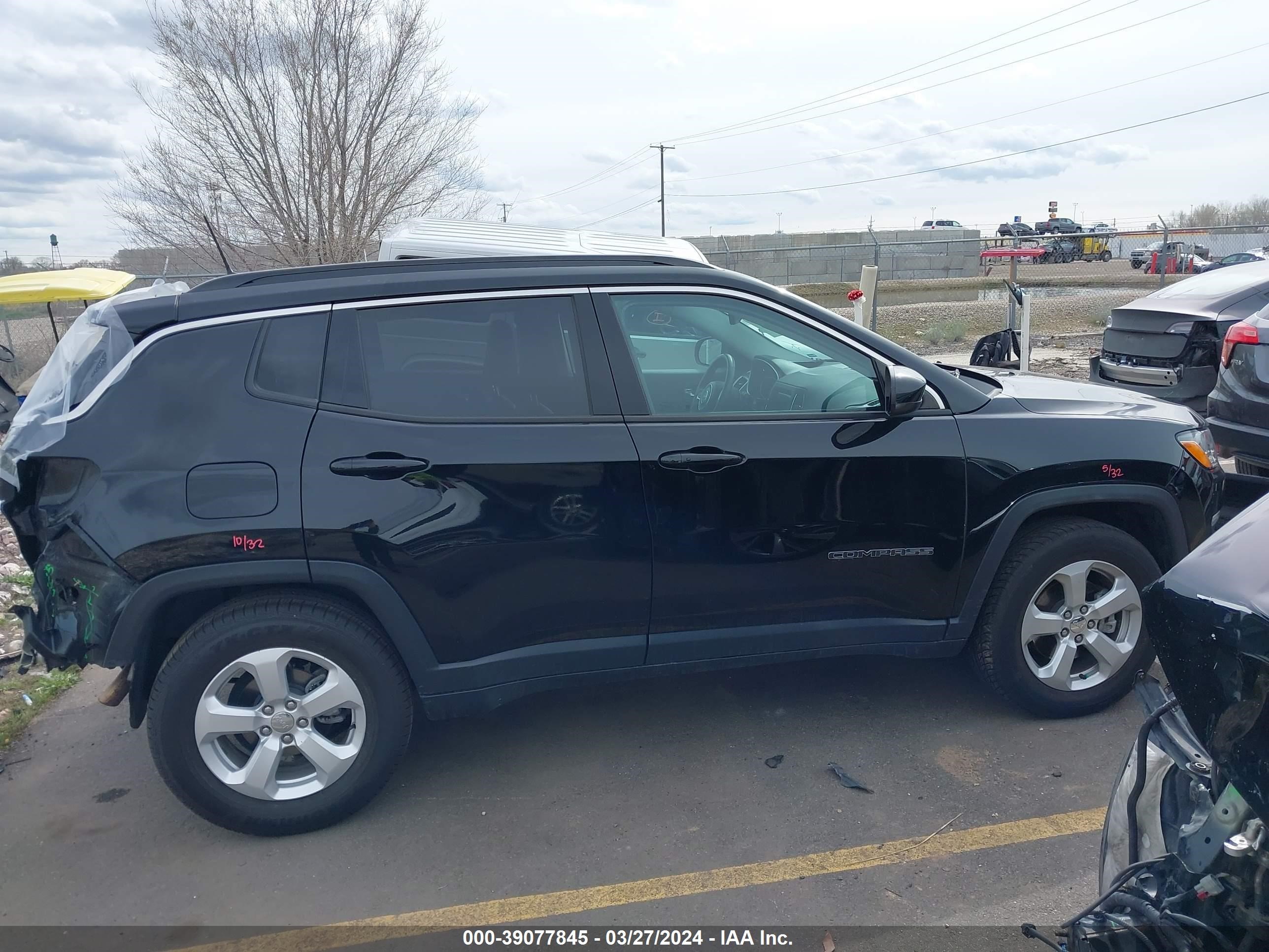 Photo 13 VIN: 3C4NJDBB8JT107858 - JEEP COMPASS 