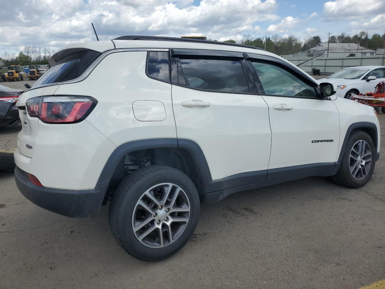 Photo 2 VIN: 3C4NJDBB8JT162472 - JEEP COMPASS 