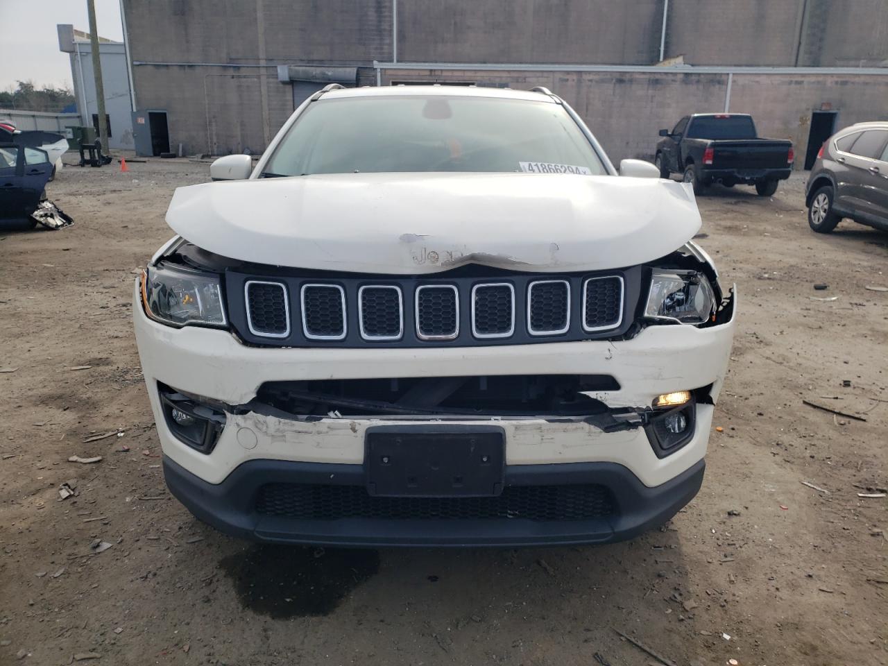 Photo 4 VIN: 3C4NJDBB9JT284709 - JEEP COMPASS 