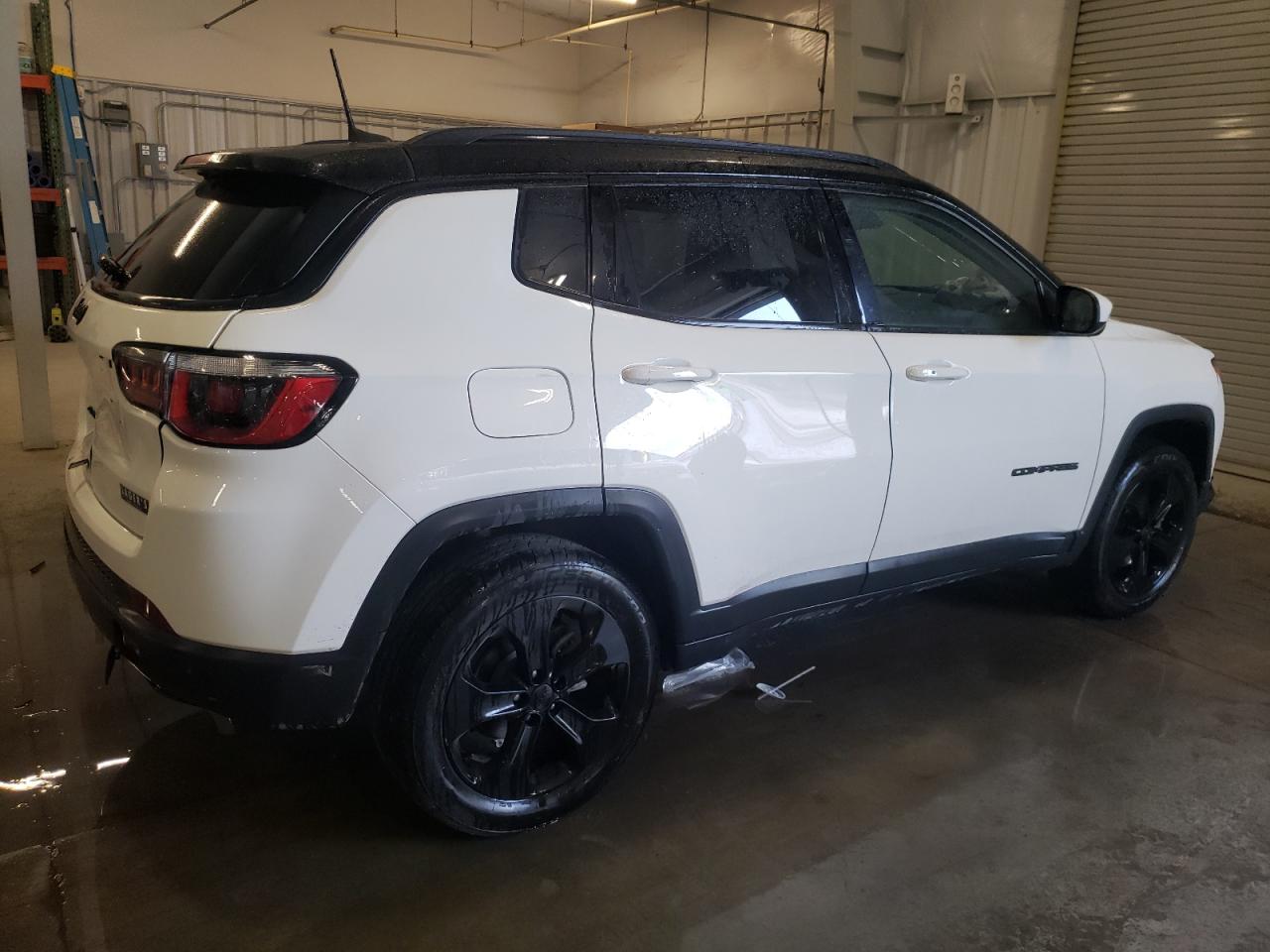 Photo 3 VIN: 3C4NJDBB9JT325565 - JEEP COMPASS 