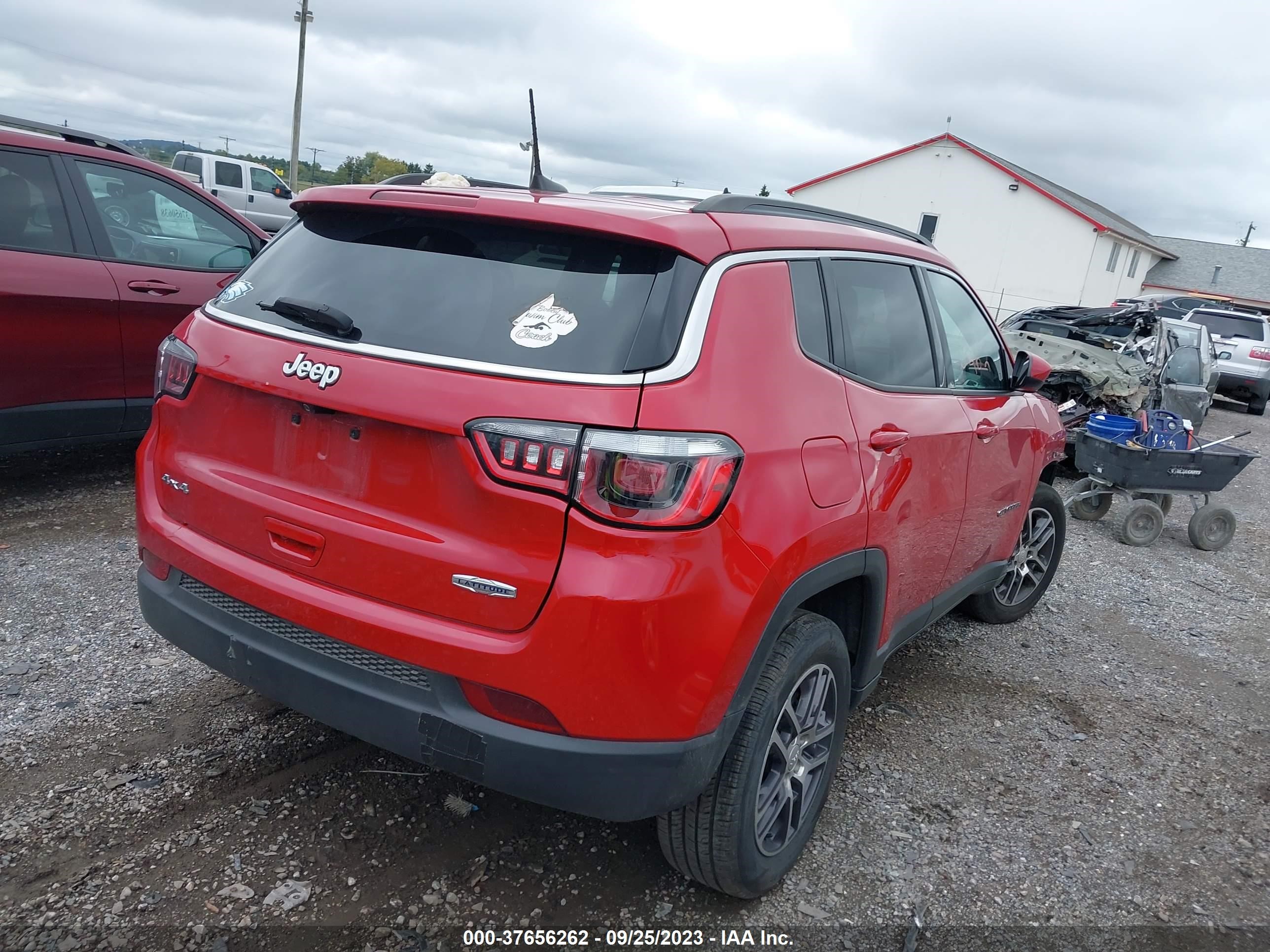 Photo 3 VIN: 3C4NJDBB9JT479676 - JEEP COMPASS 