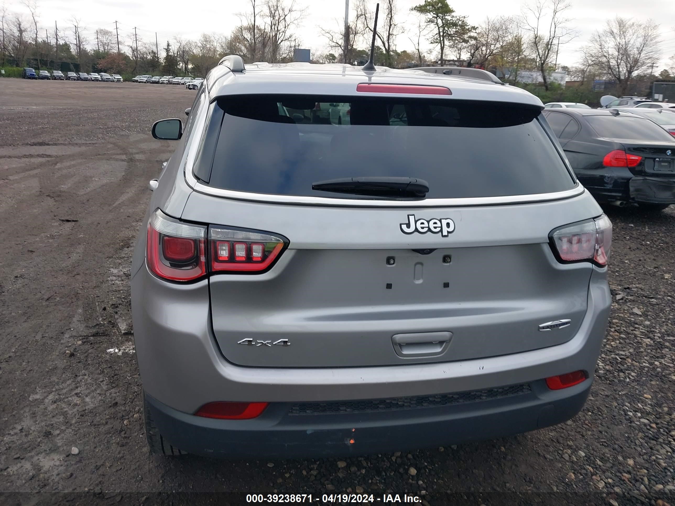 Photo 15 VIN: 3C4NJDBB9JT483677 - JEEP COMPASS 