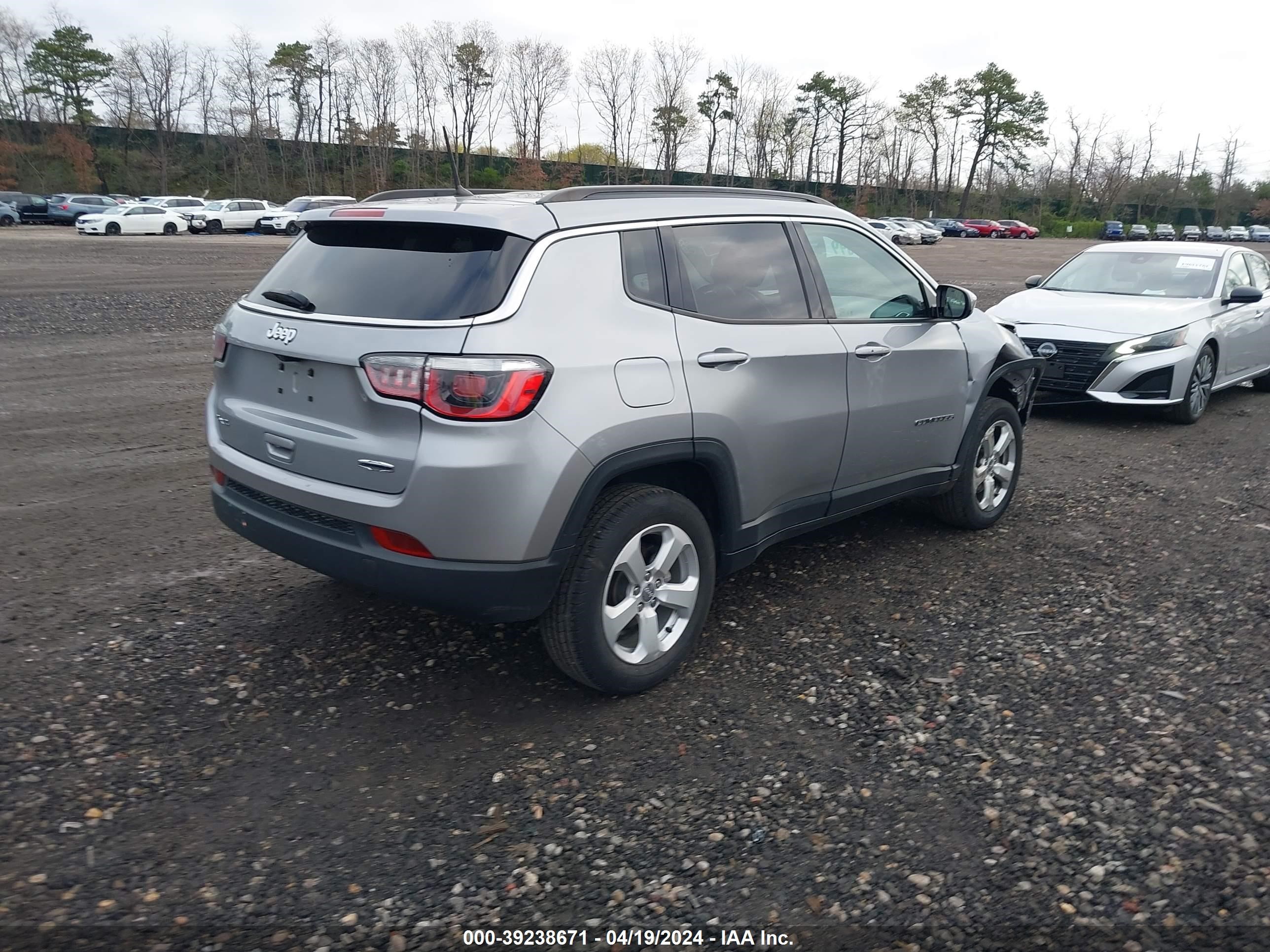 Photo 3 VIN: 3C4NJDBB9JT483677 - JEEP COMPASS 