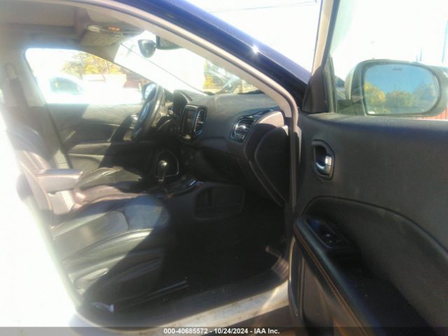 Photo 4 VIN: 3C4NJDCB1JT349244 - JEEP COMPASS 