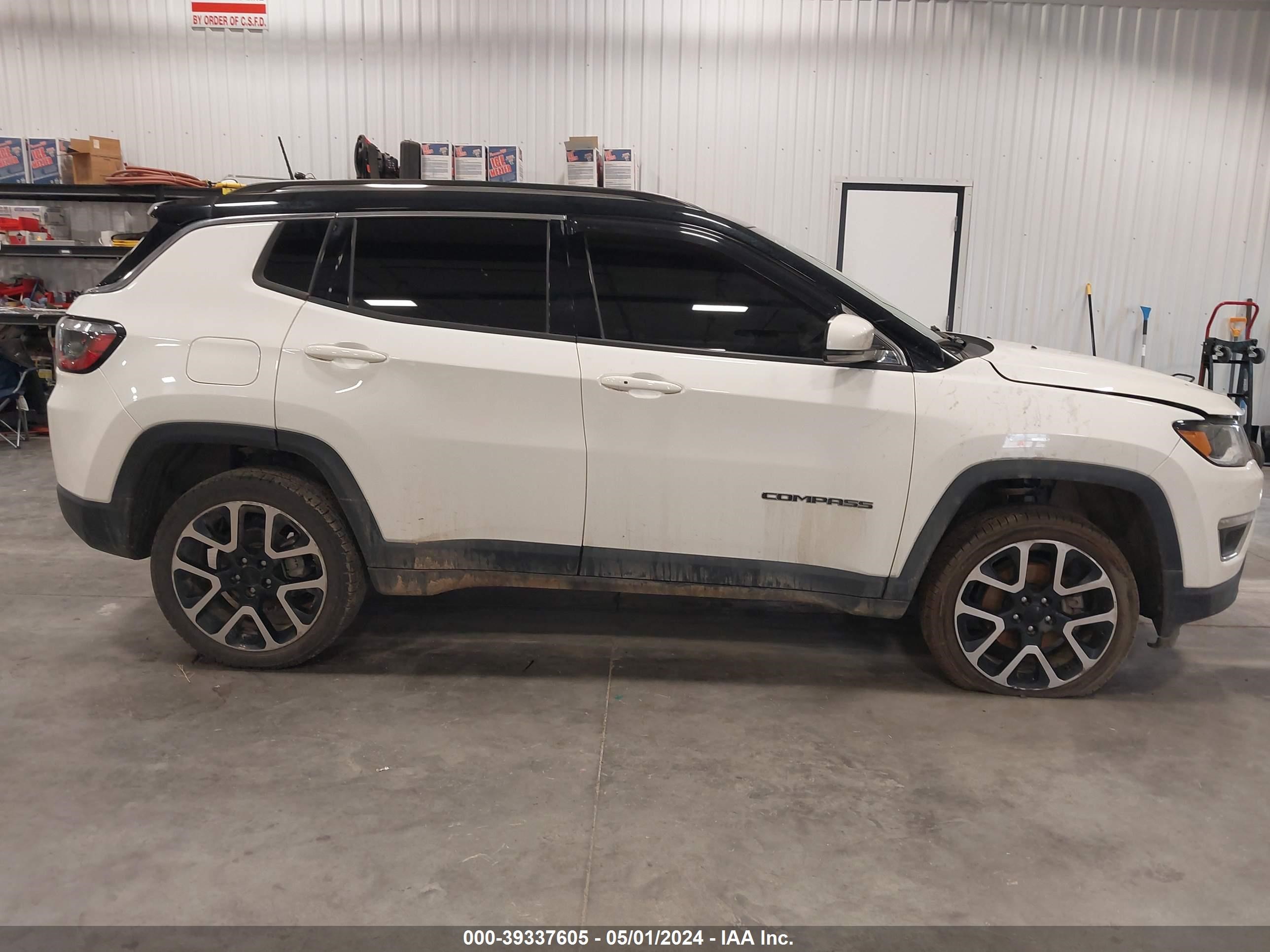 Photo 12 VIN: 3C4NJDCB7JT261430 - JEEP COMPASS 