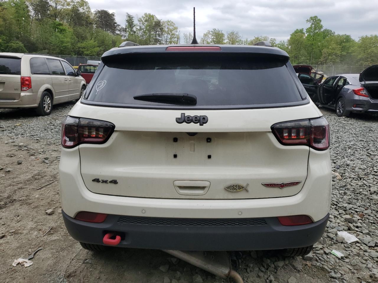 Photo 5 VIN: 3C4NJDDB0JT320879 - JEEP COMPASS 