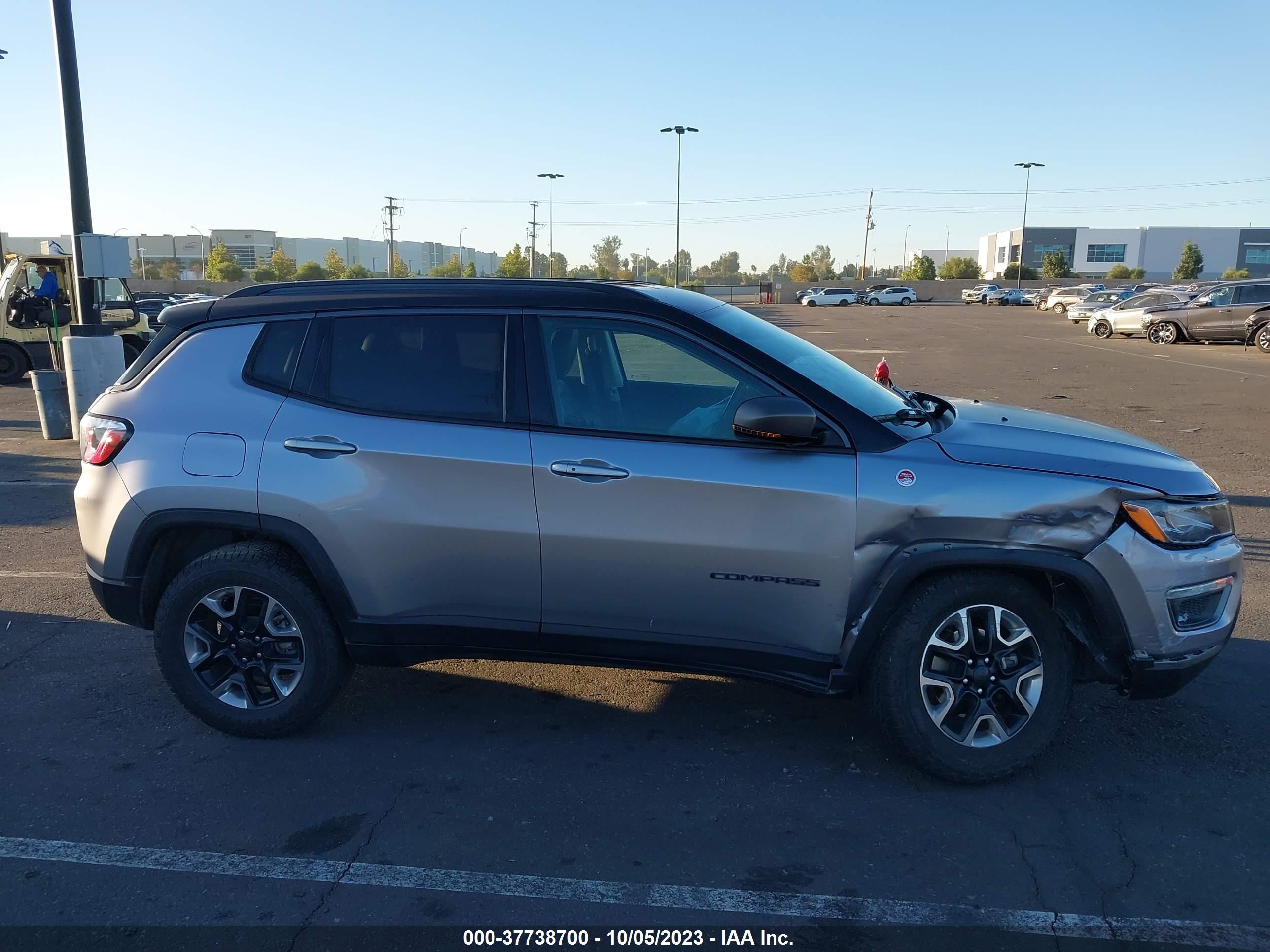 Photo 12 VIN: 3C4NJDDB7JT450884 - JEEP COMPASS 