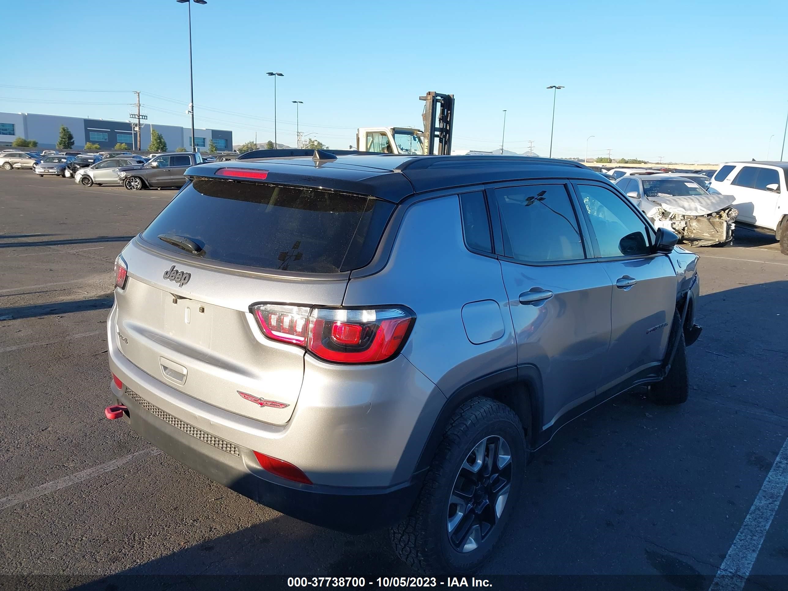 Photo 3 VIN: 3C4NJDDB7JT450884 - JEEP COMPASS 