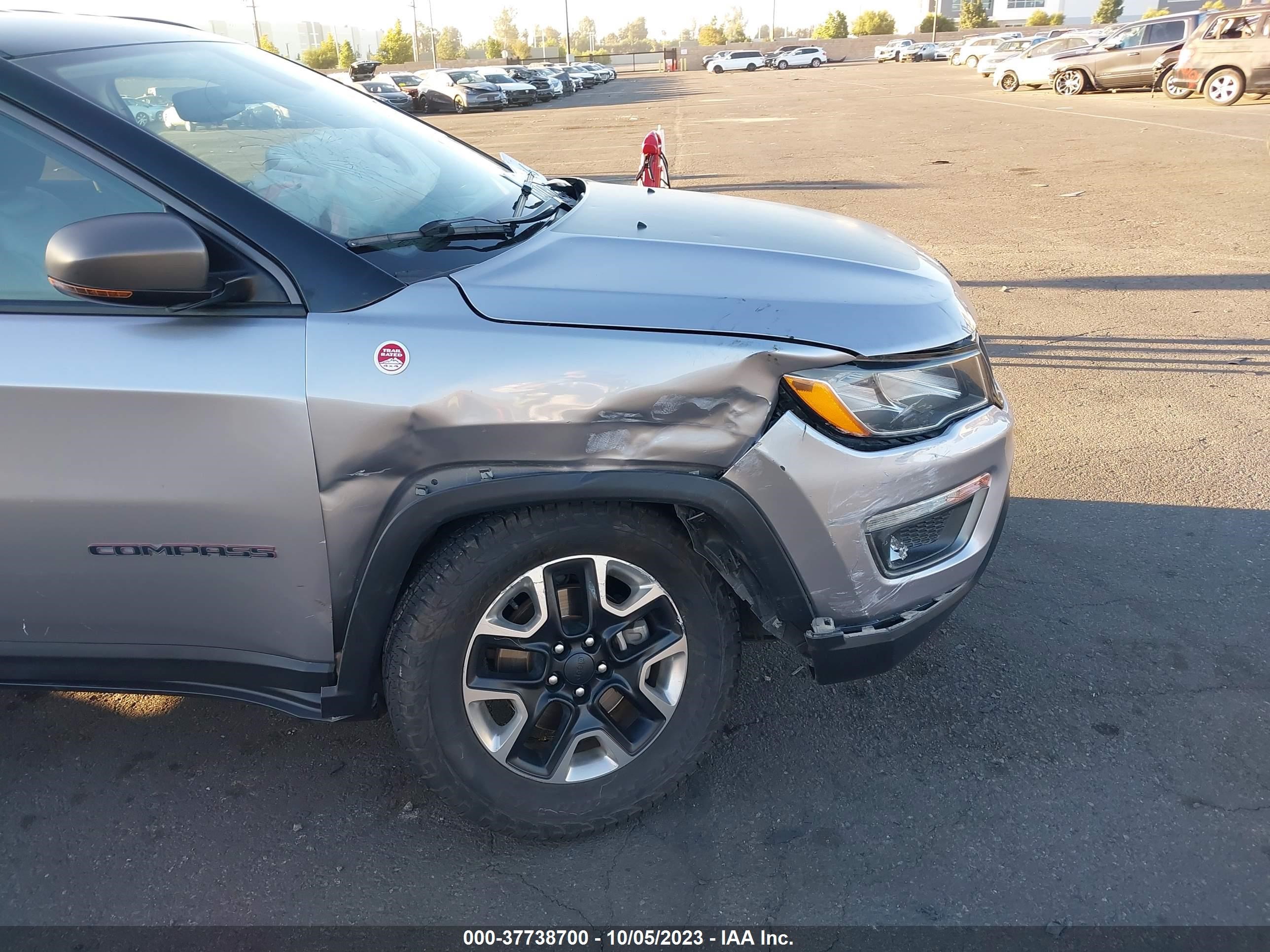 Photo 5 VIN: 3C4NJDDB7JT450884 - JEEP COMPASS 