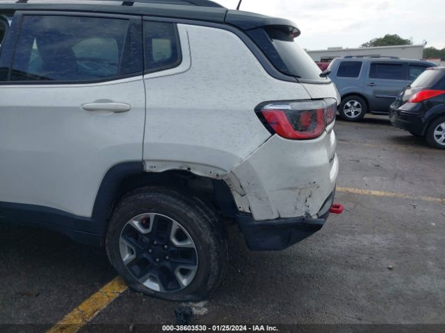 Photo 5 VIN: 3C4NJDDB8JT464440 - JEEP COMPASS 