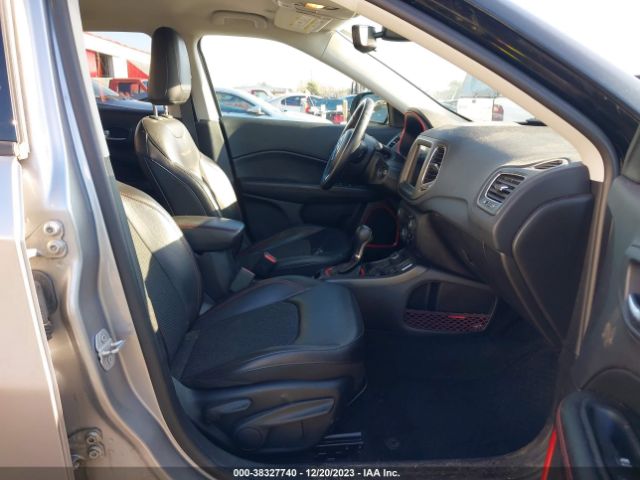 Photo 4 VIN: 3C4NJDDB8KT669015 - JEEP COMPASS 