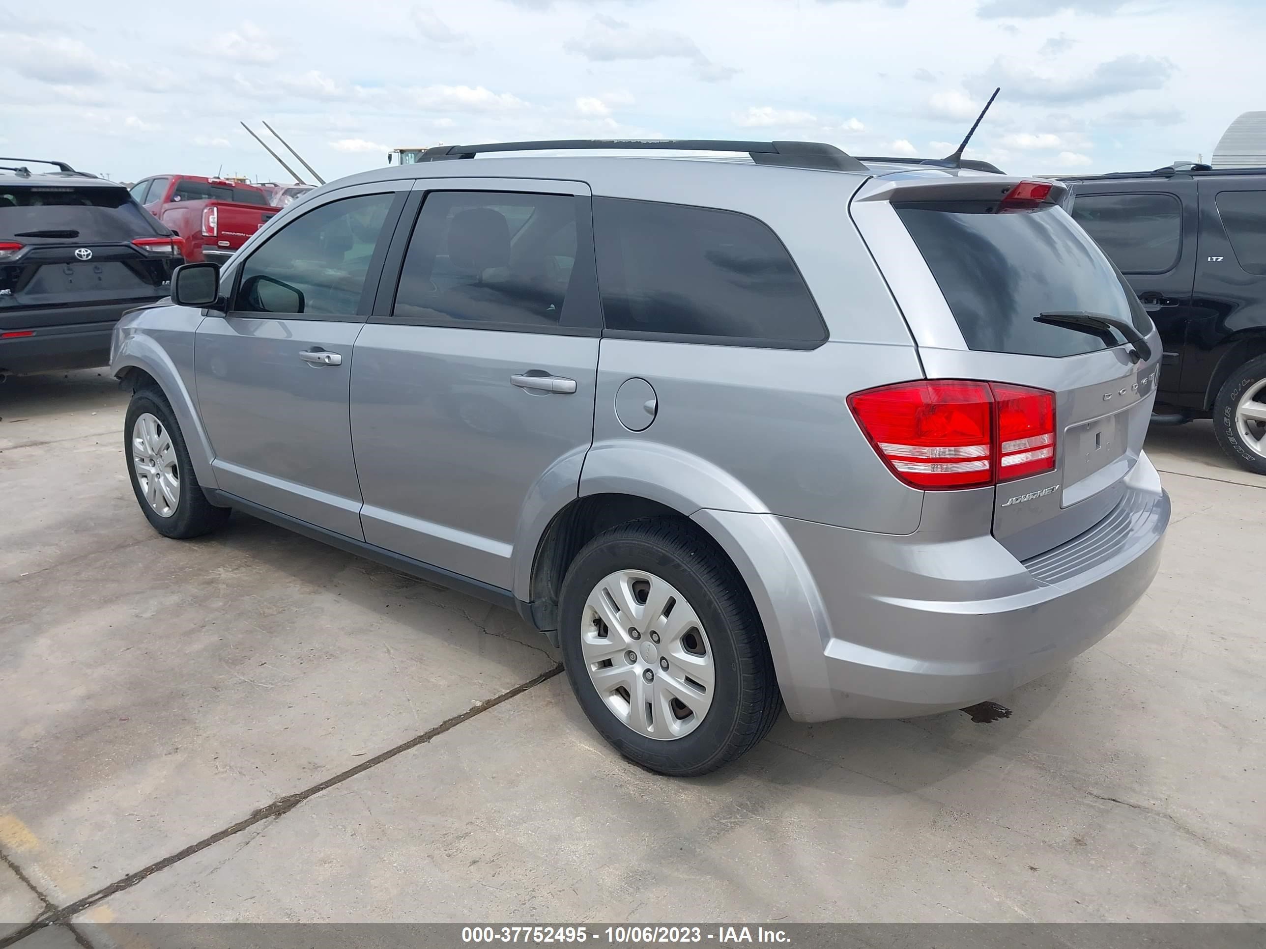 Photo 2 VIN: 3C4PDCAB0JT275778 - DODGE JOURNEY 