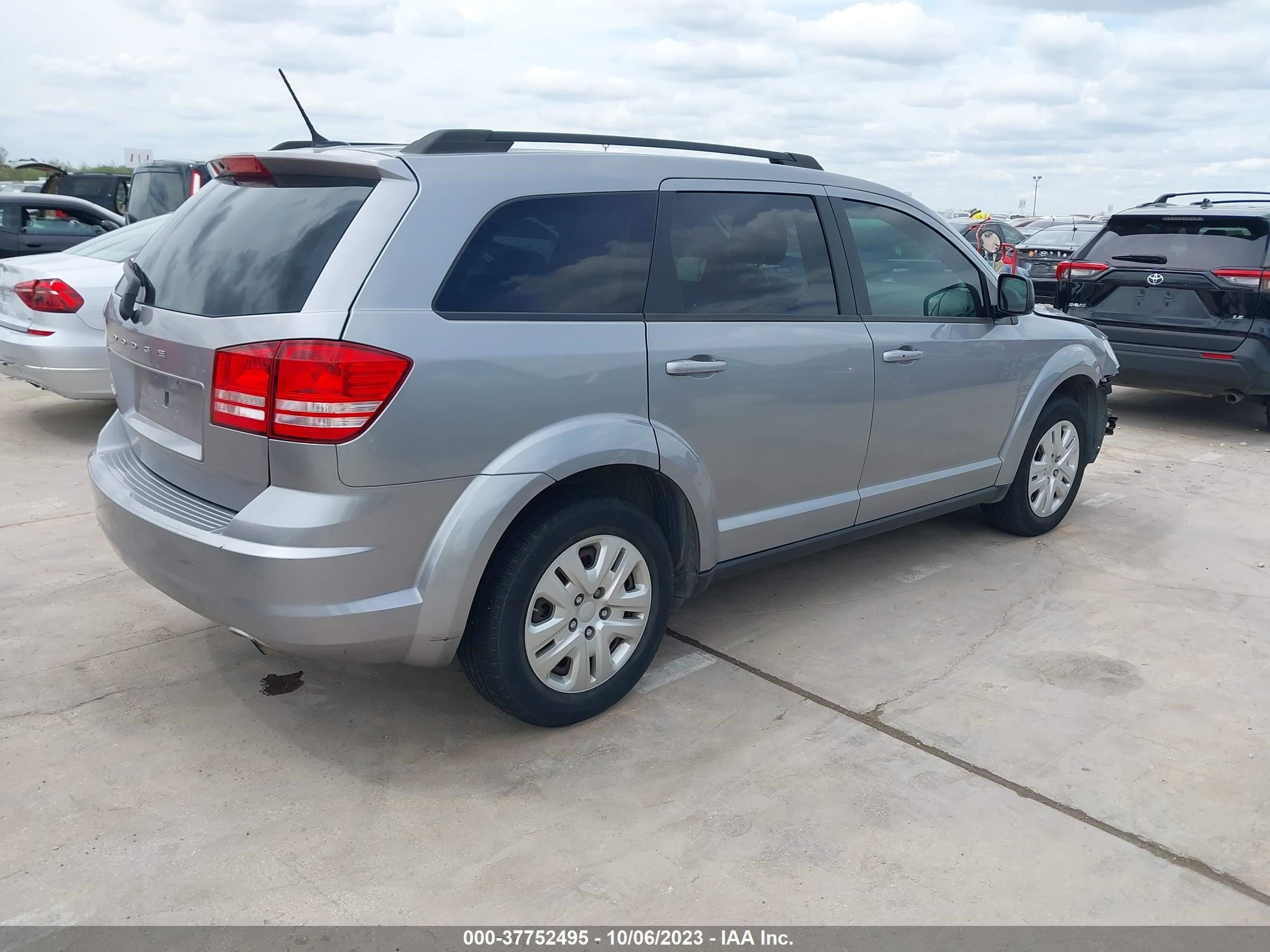 Photo 3 VIN: 3C4PDCAB0JT275778 - DODGE JOURNEY 