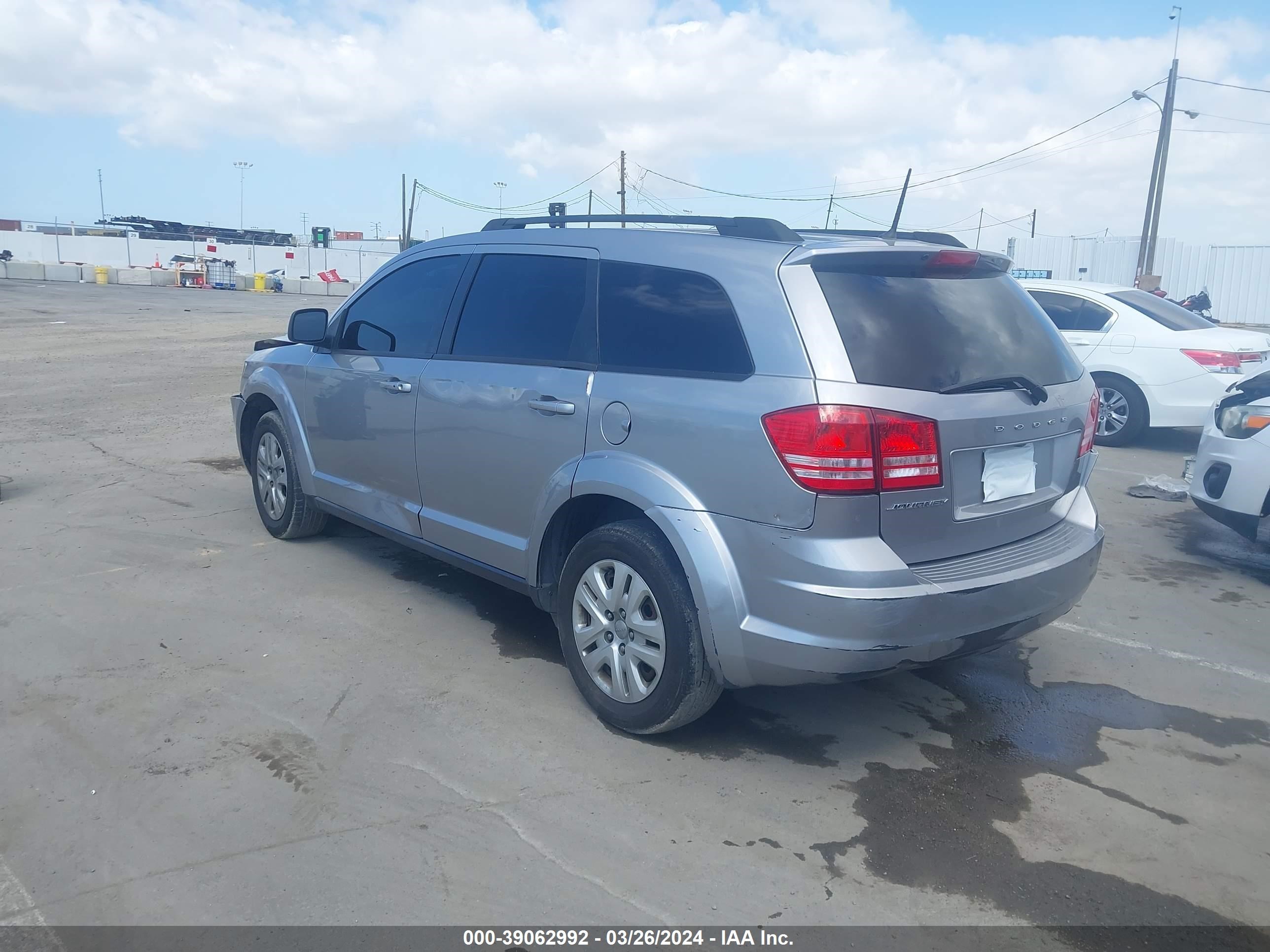 Photo 2 VIN: 3C4PDCAB0JT496698 - DODGE JOURNEY 