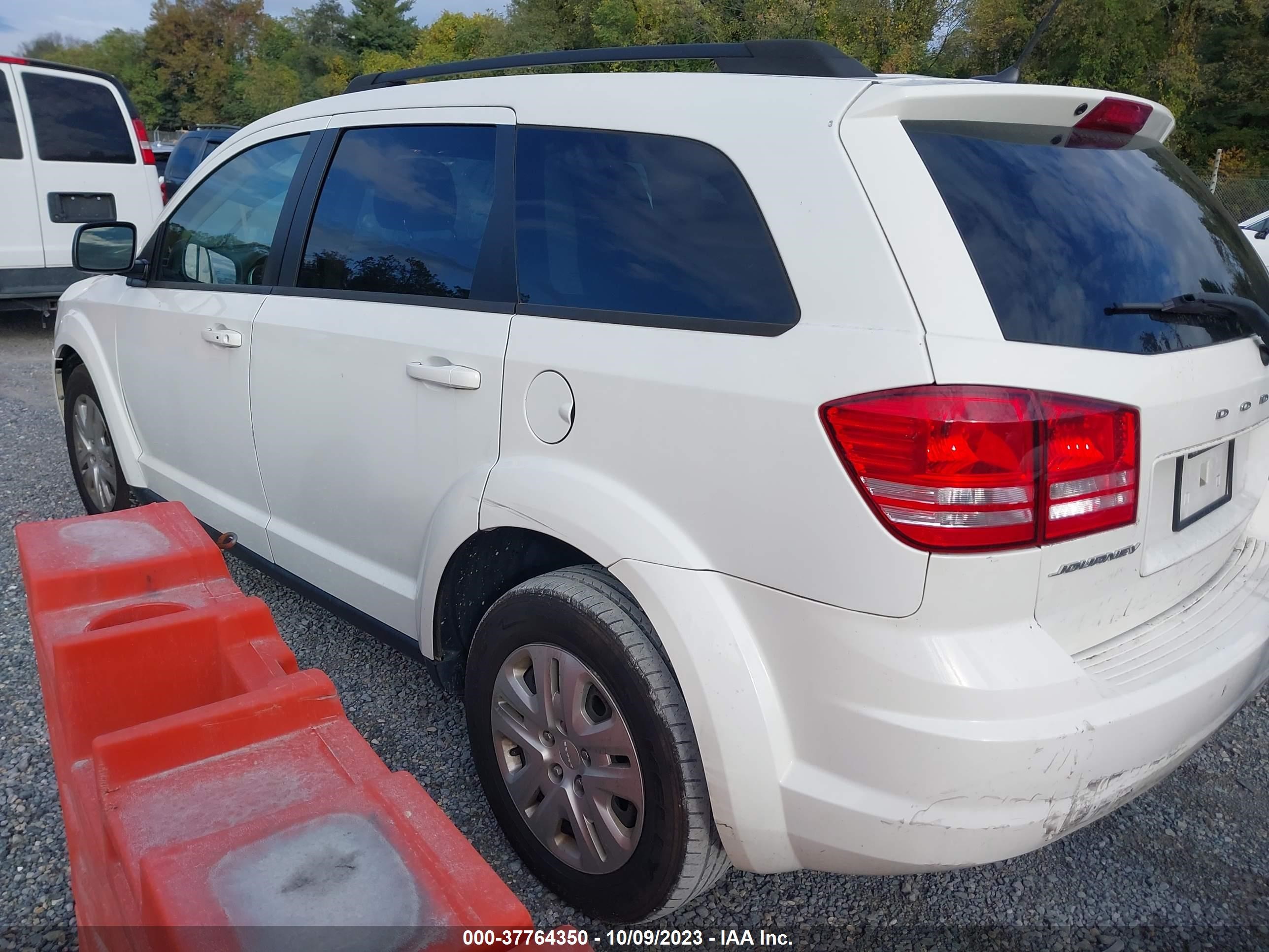 Photo 2 VIN: 3C4PDCAB6JT429846 - DODGE JOURNEY 