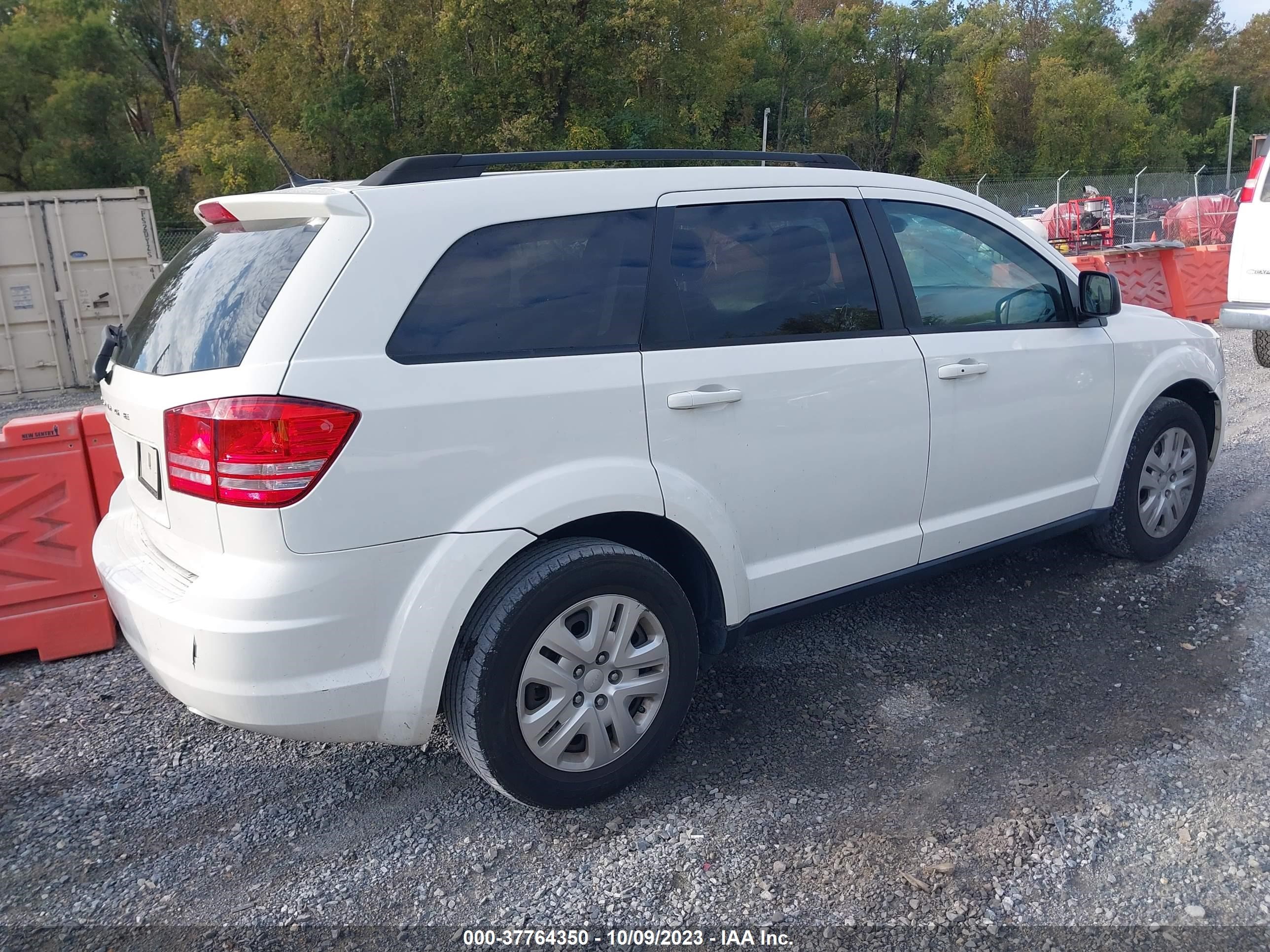 Photo 3 VIN: 3C4PDCAB6JT429846 - DODGE JOURNEY 