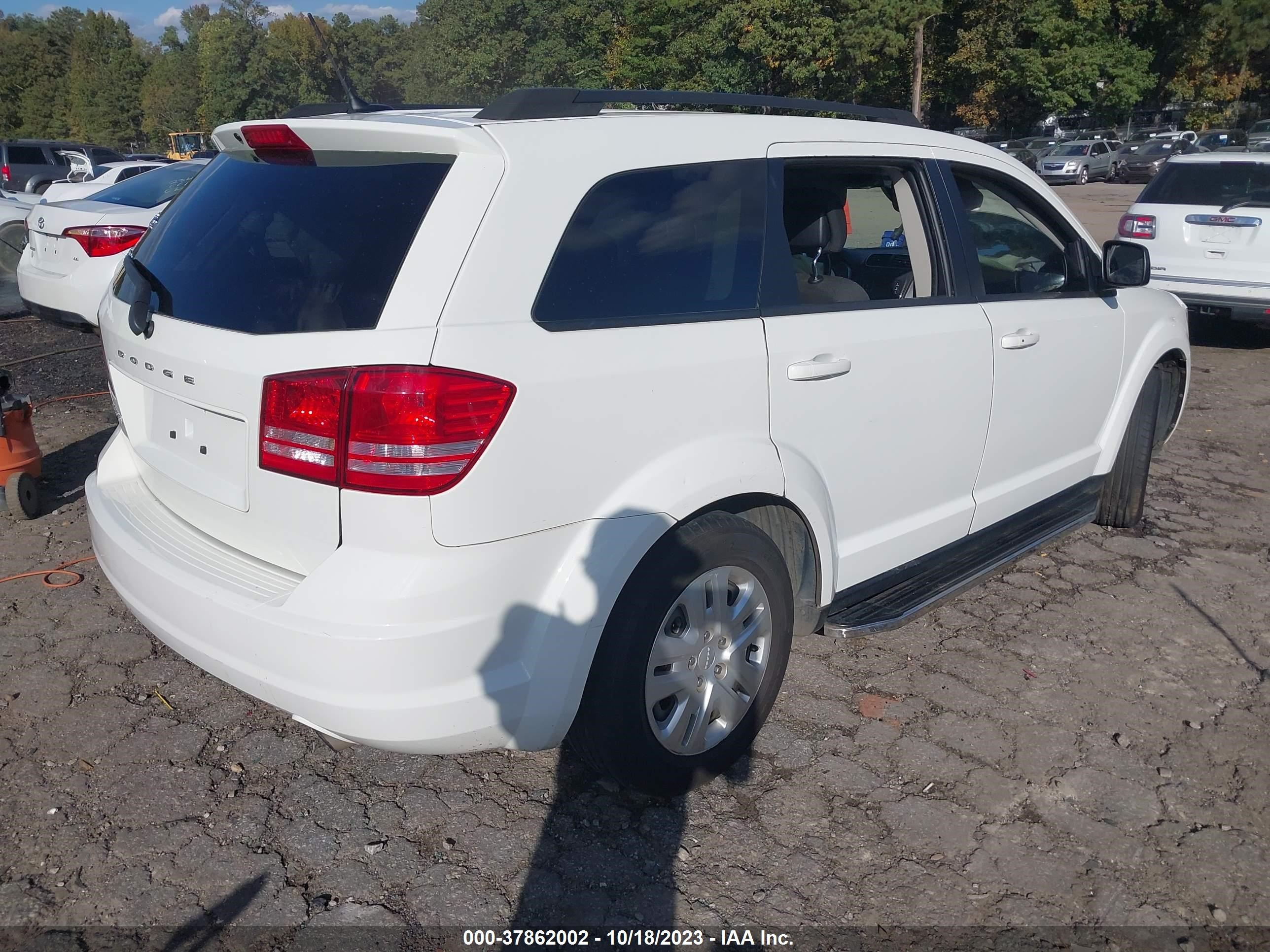 Photo 3 VIN: 3C4PDCABXJT183450 - DODGE JOURNEY 