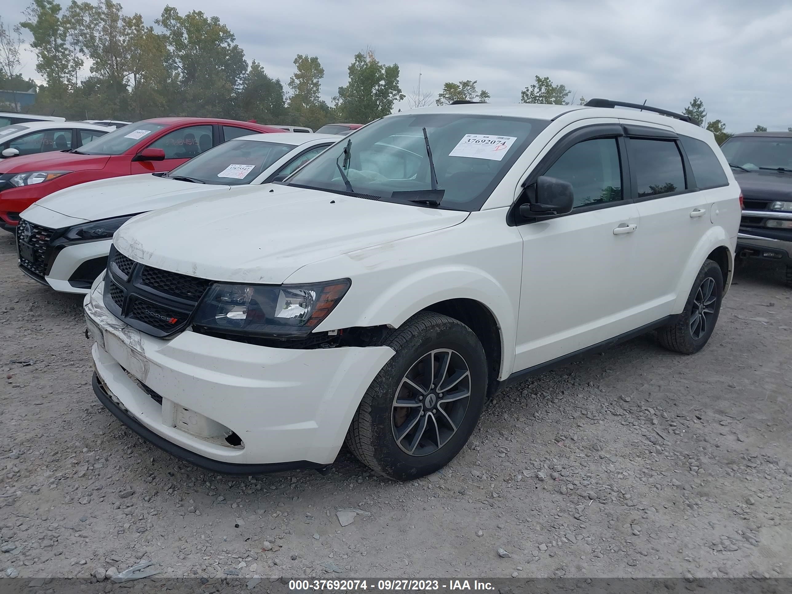 Photo 1 VIN: 3C4PDCABXJT195775 - DODGE JOURNEY 