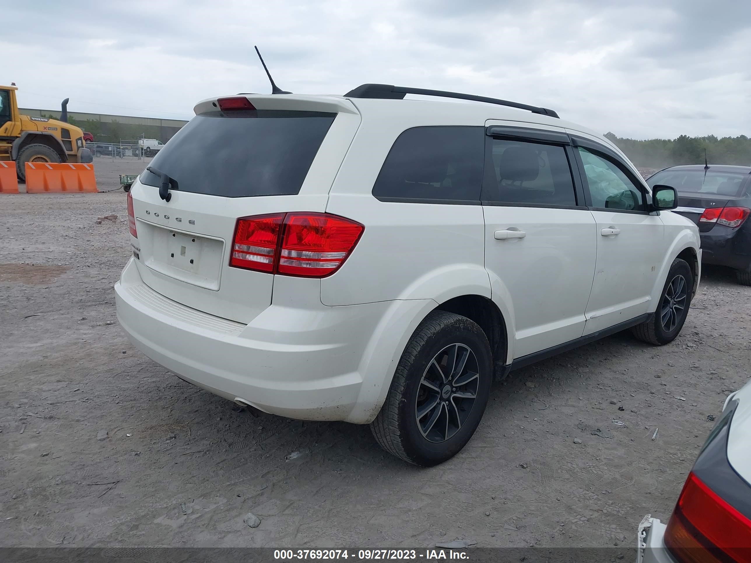 Photo 3 VIN: 3C4PDCABXJT195775 - DODGE JOURNEY 