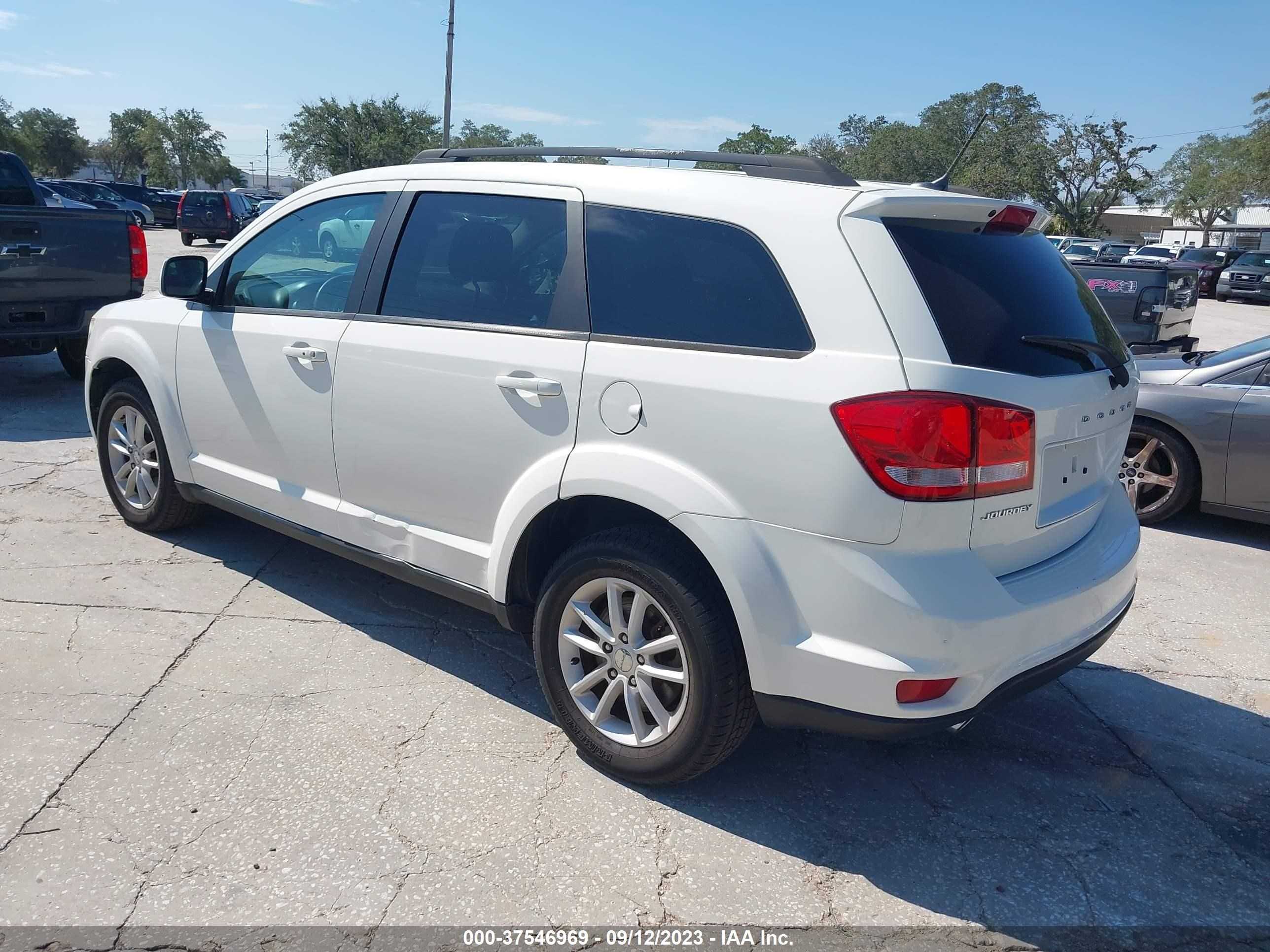 Photo 2 VIN: 3C4PDCBG2DT584330 - DODGE JOURNEY 