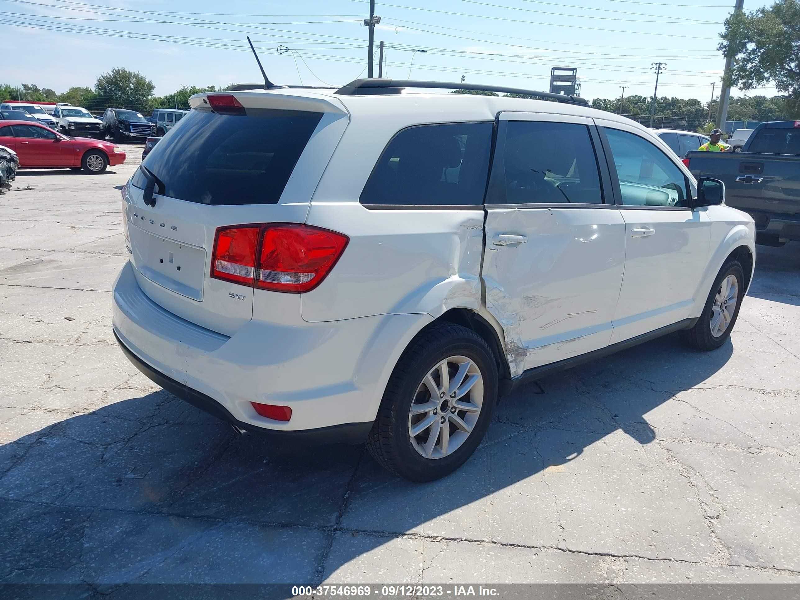 Photo 3 VIN: 3C4PDCBG2DT584330 - DODGE JOURNEY 