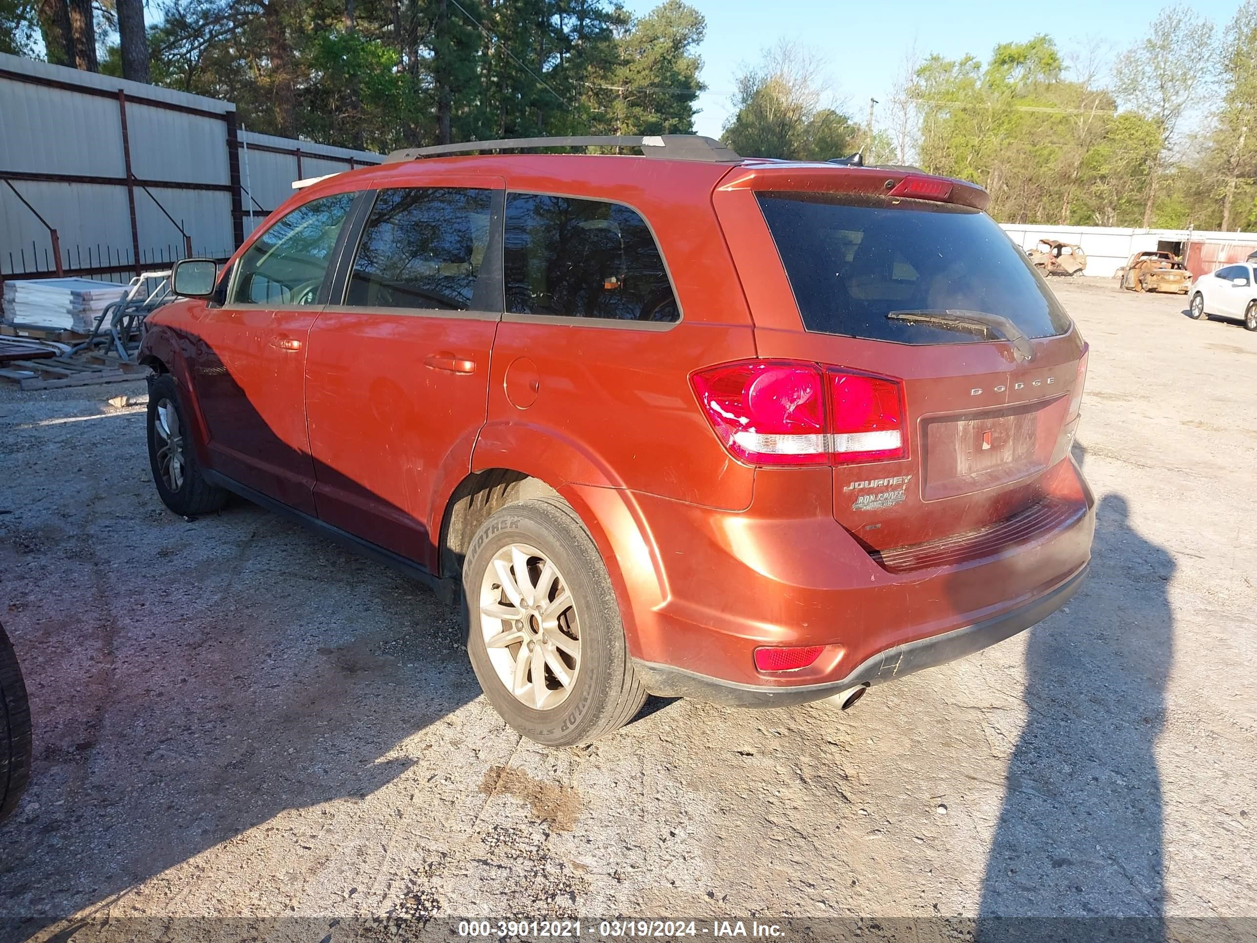 Photo 2 VIN: 3C4PDCBG3DT649847 - DODGE JOURNEY 