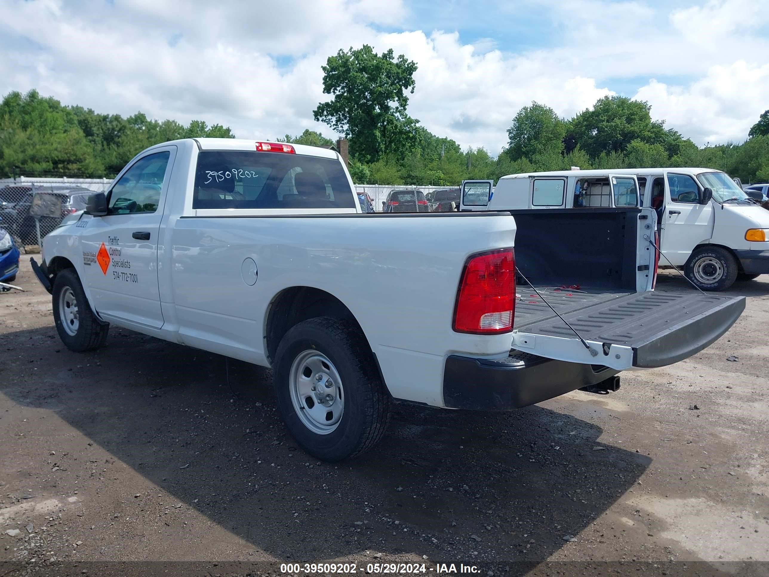 Photo 2 VIN: 3C6JR6DGXNG256712 - RAM 1500 