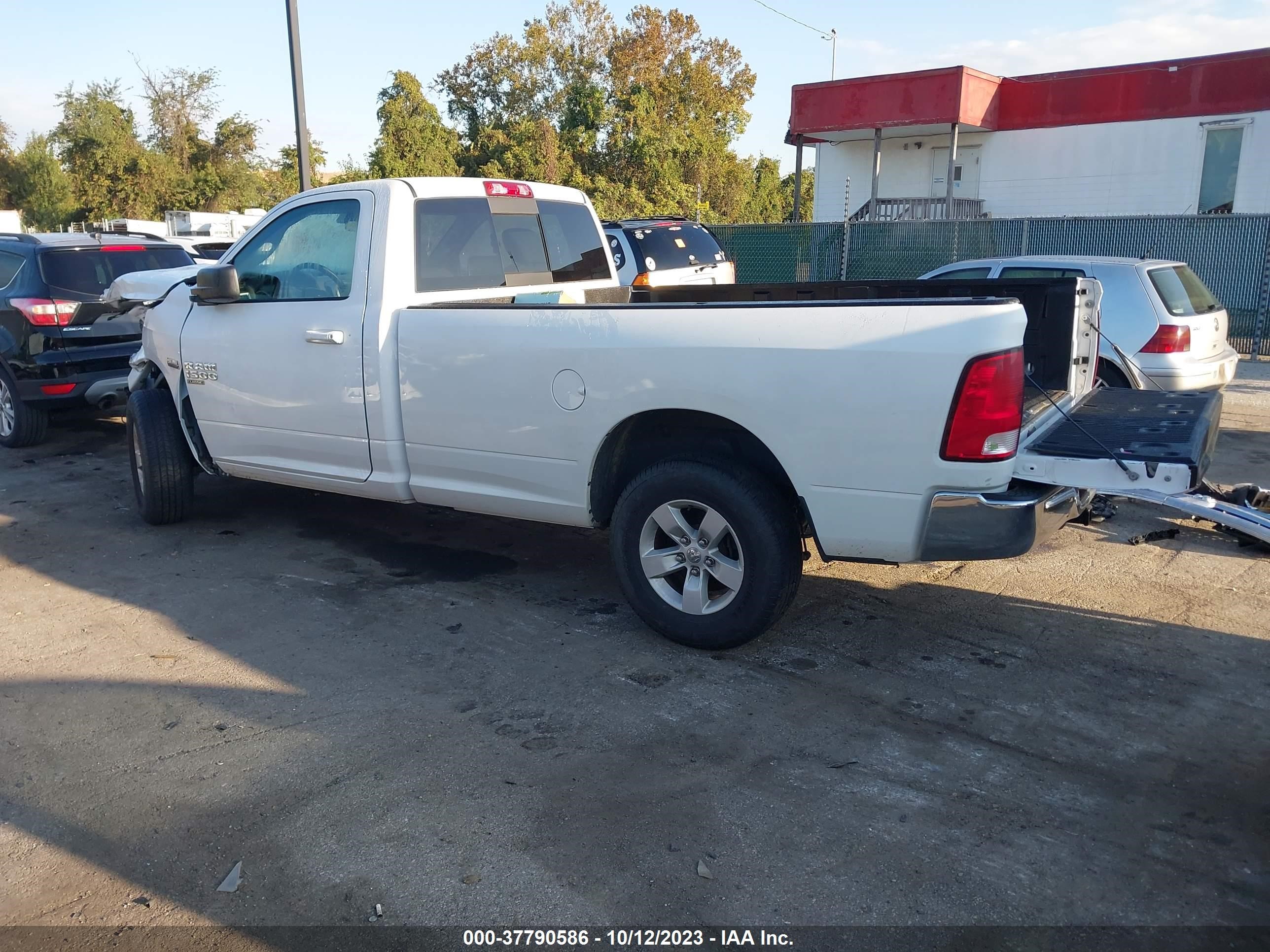 Photo 2 VIN: 3C6JR7ETXKG526728 - RAM 1500 