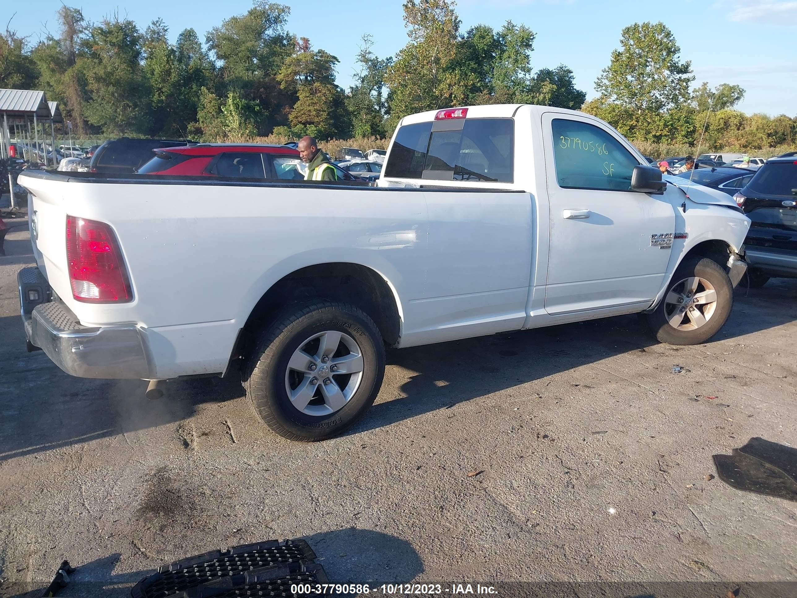 Photo 3 VIN: 3C6JR7ETXKG526728 - RAM 1500 