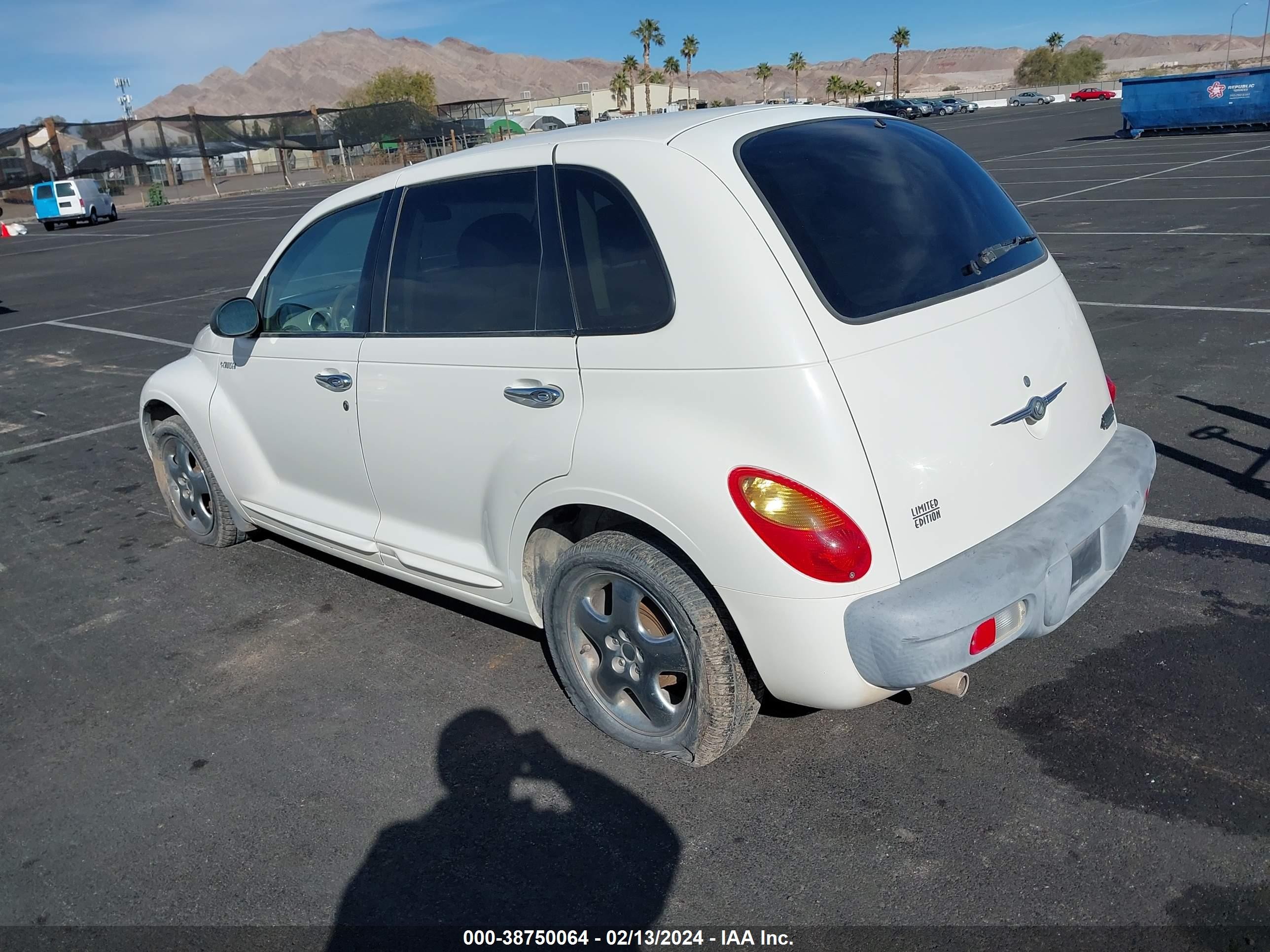 Photo 2 VIN: 3C8FY4BB11T605785 - CHRYSLER PT CRUISER 