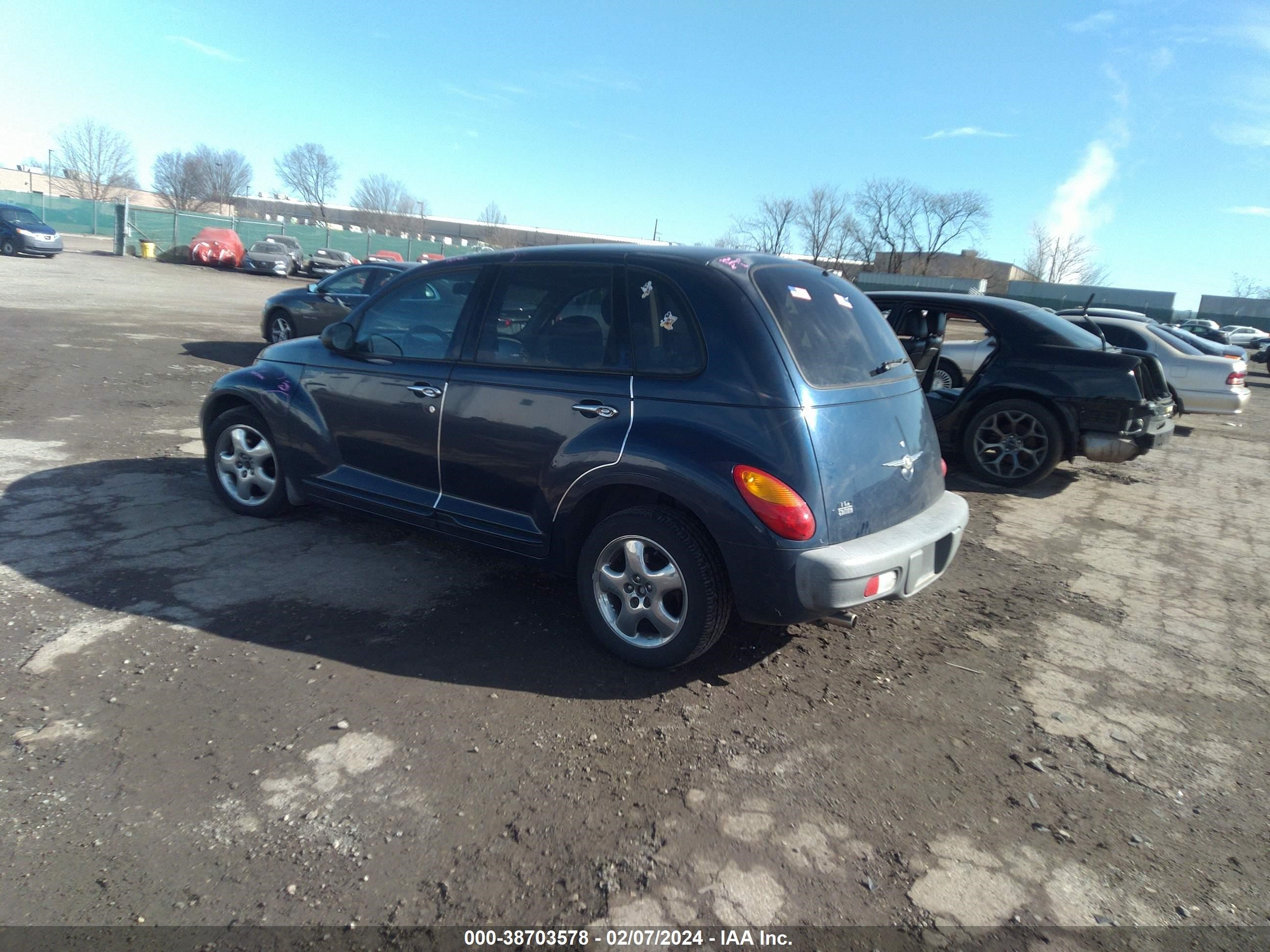 Photo 2 VIN: 3C8FY4BB11T697125 - CHRYSLER PT CRUISER 