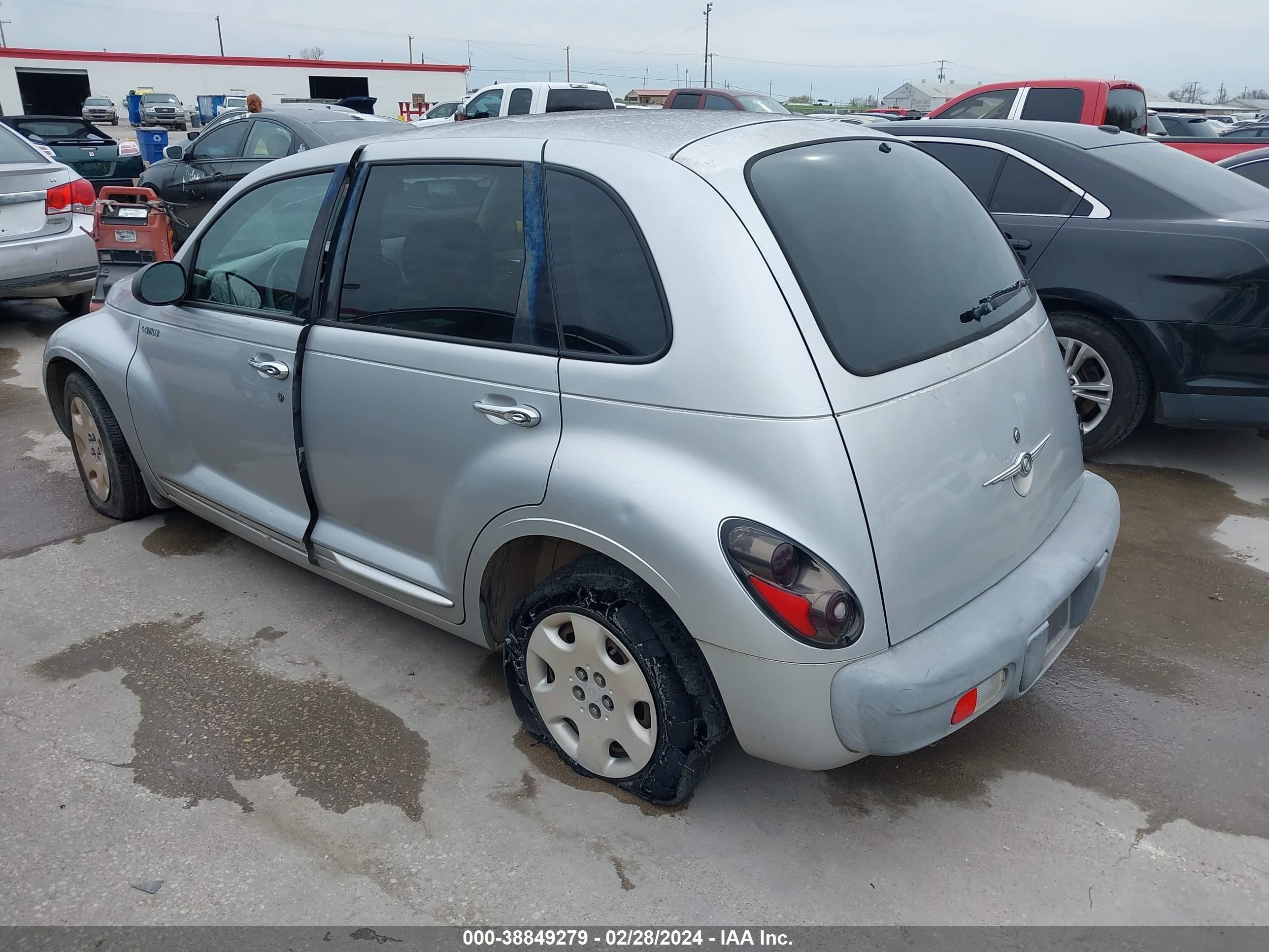 Photo 2 VIN: 3C8FY4BB31T611037 - CHRYSLER PT CRUISER 