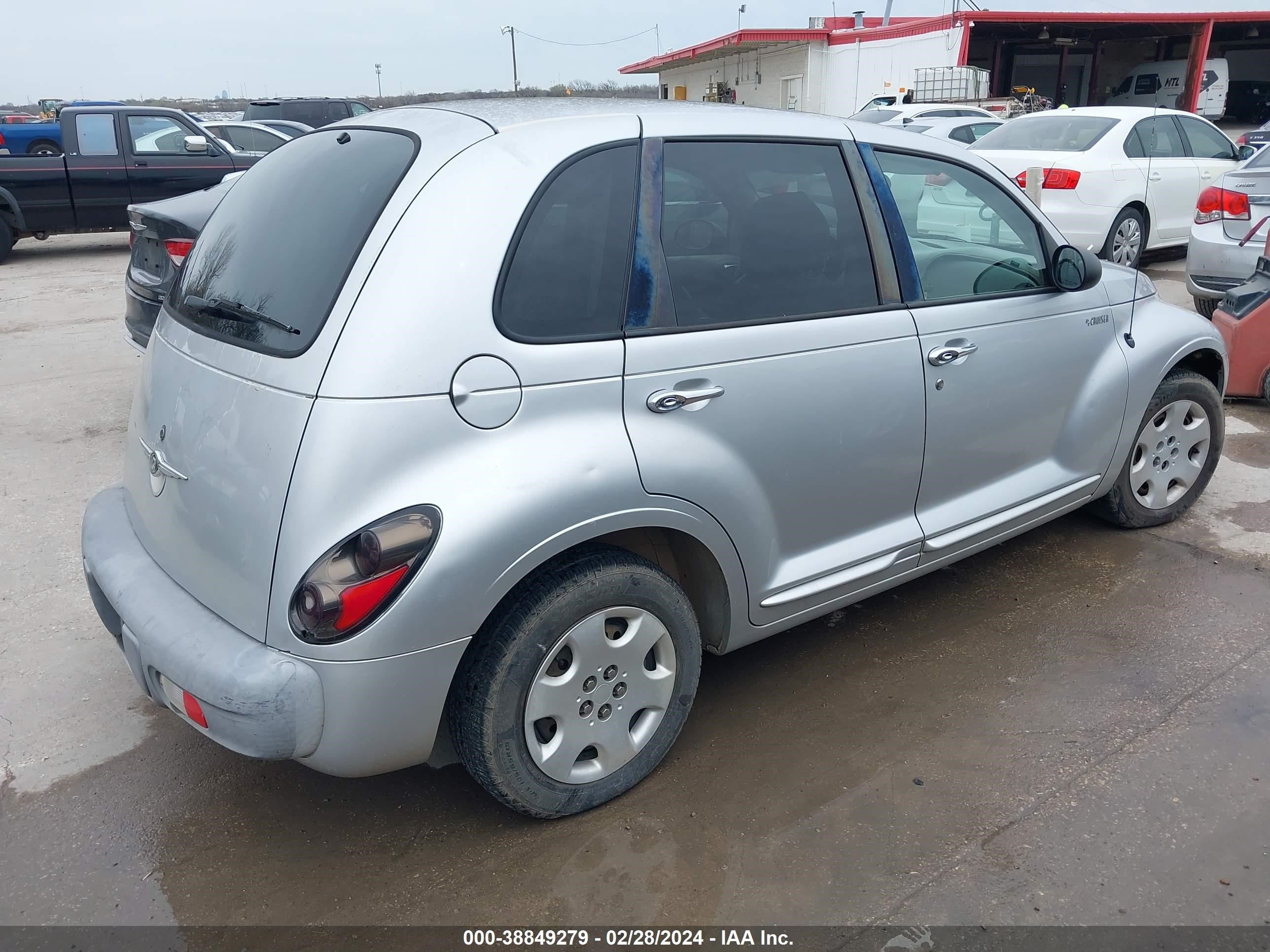 Photo 3 VIN: 3C8FY4BB31T611037 - CHRYSLER PT CRUISER 