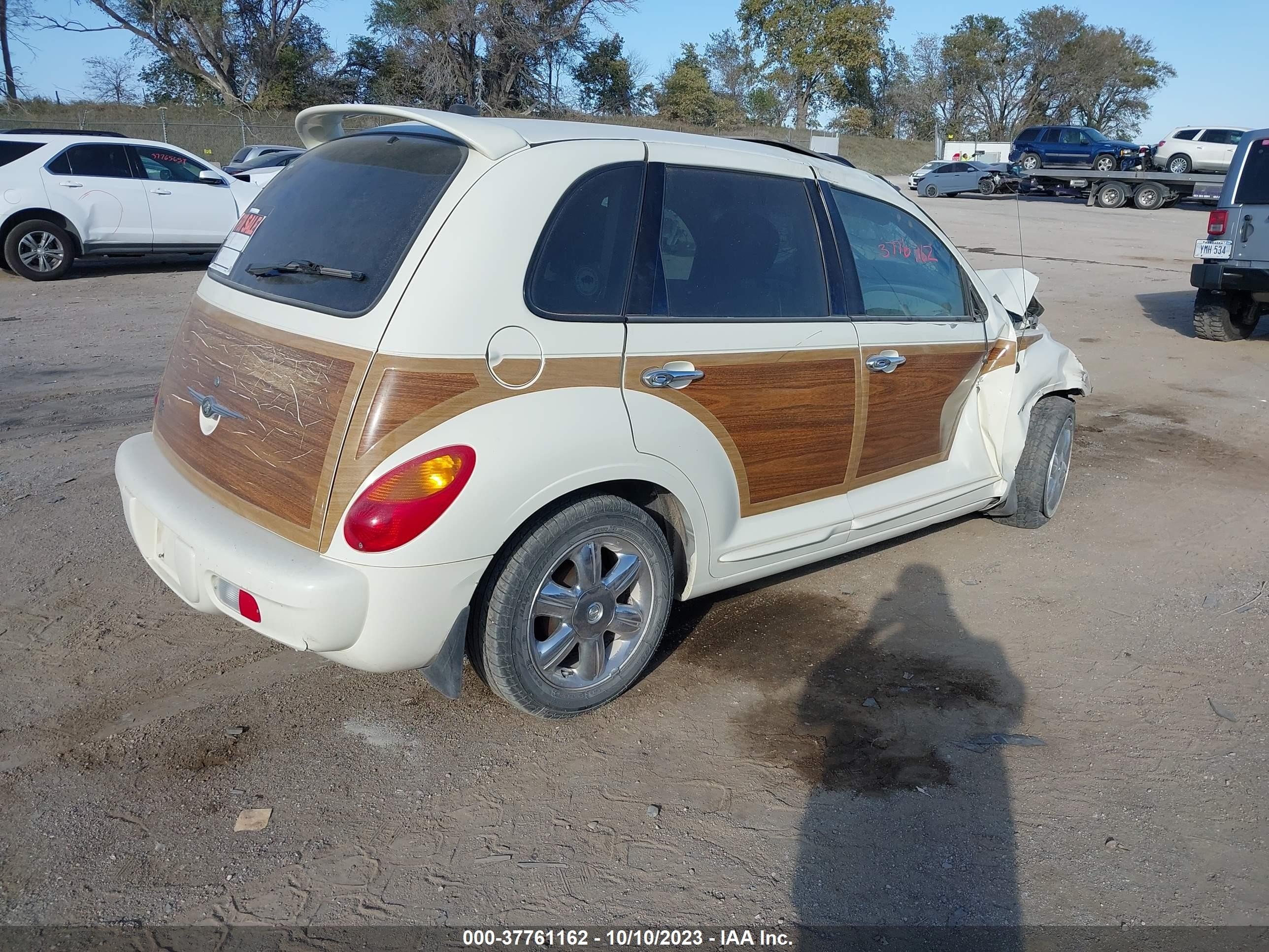 Photo 3 VIN: 3C8FY68BX5T520355 - CHRYSLER PT CRUISER 