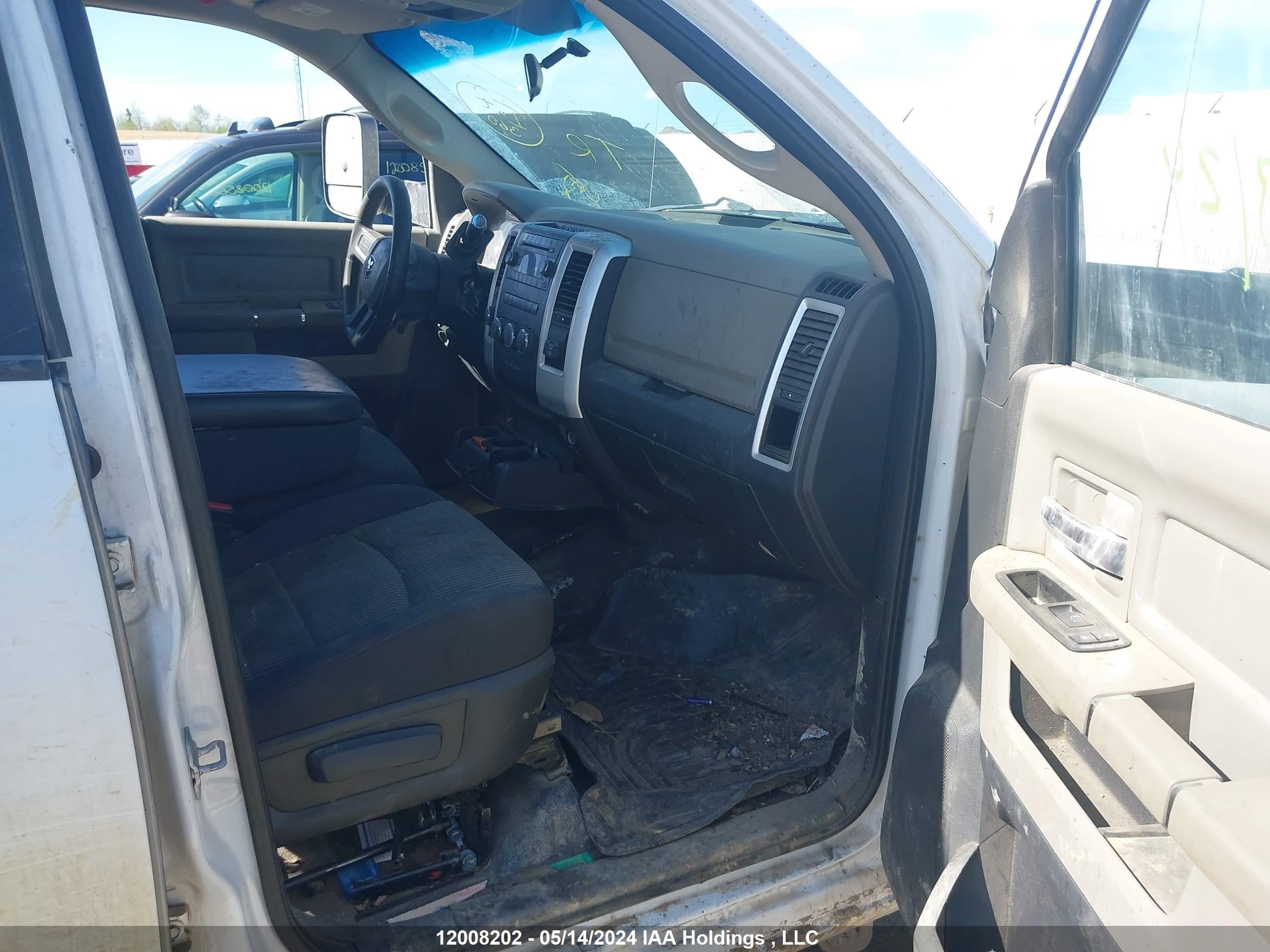 Photo 4 VIN: 3D73Y3CL4BG576319 - DODGE RAM 