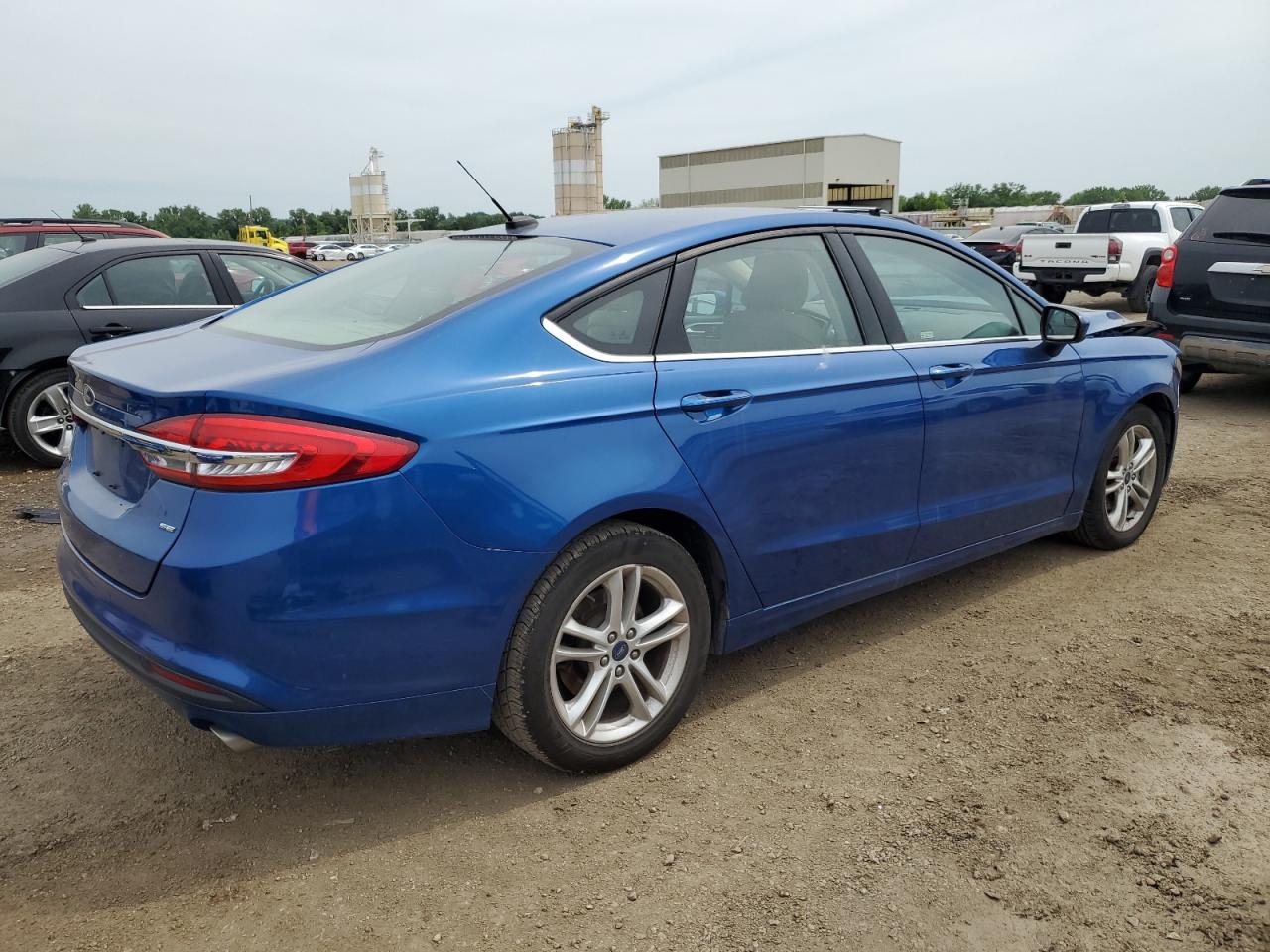 Photo 2 VIN: 3FA6P0H75JR185029 - FORD FUSION 