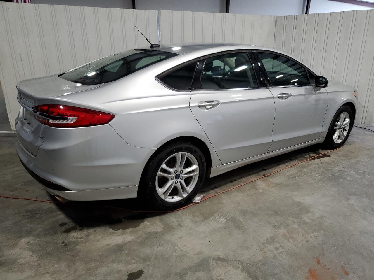 Photo 2 VIN: 3FA6P0H7XJR189268 - FORD FUSION 