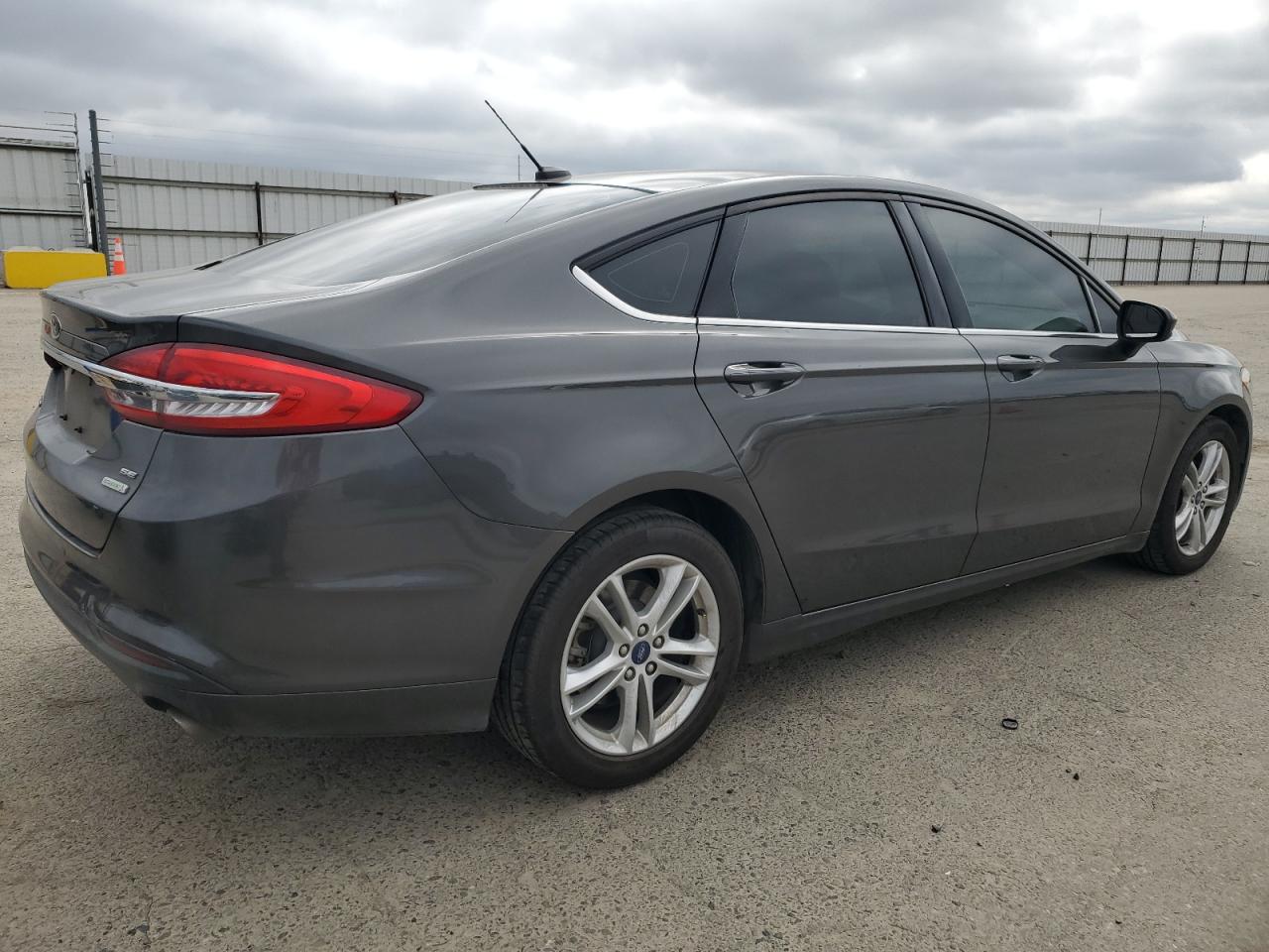 Photo 2 VIN: 3FA6P0HD1JR268608 - FORD FUSION 