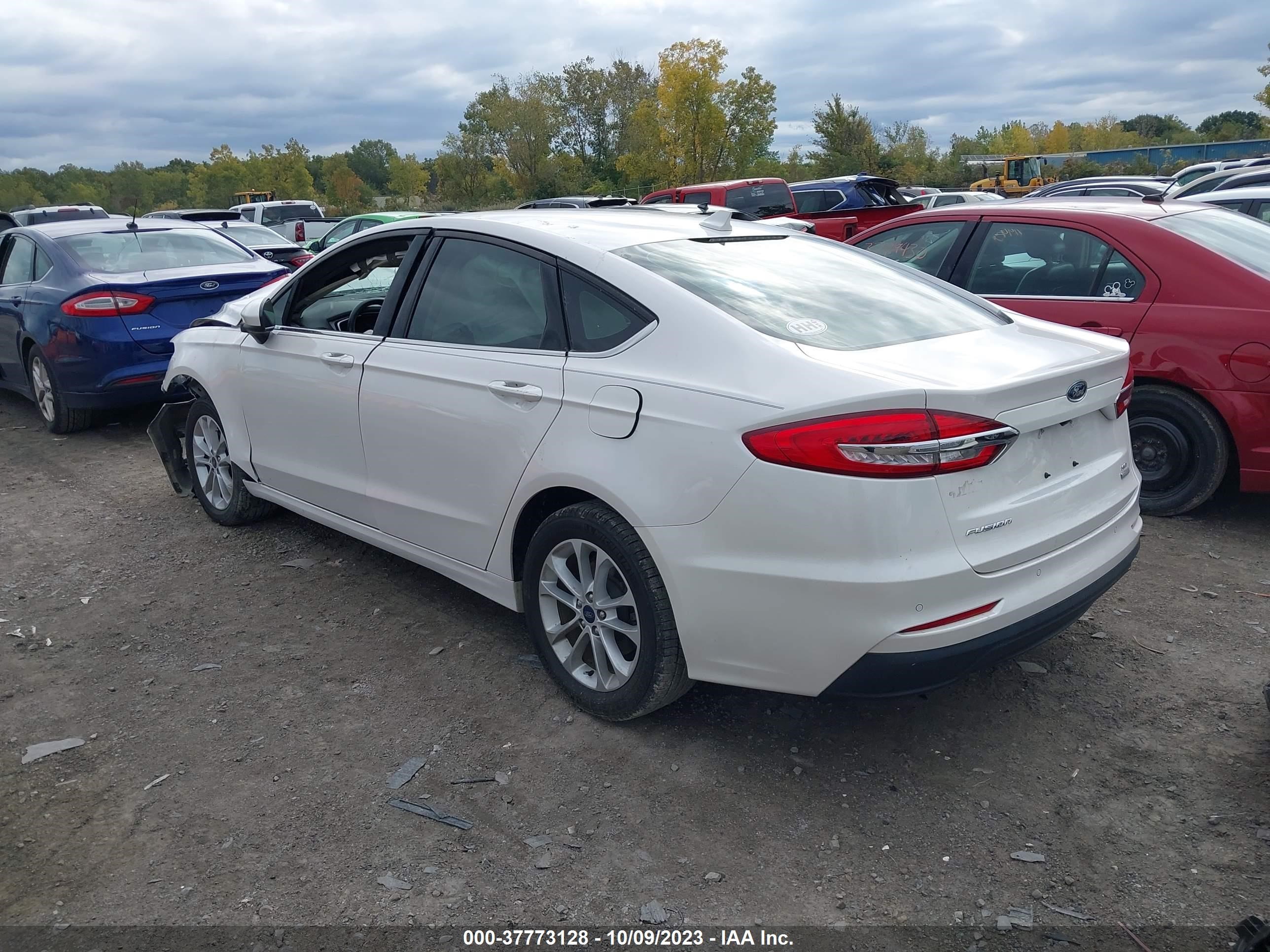 Photo 2 VIN: 3FA6P0HD7LR143132 - FORD FUSION 