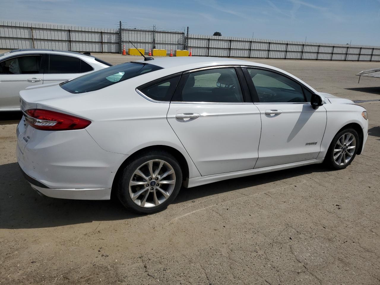 Photo 2 VIN: 3FA6P0LU0HR344630 - FORD FUSION 